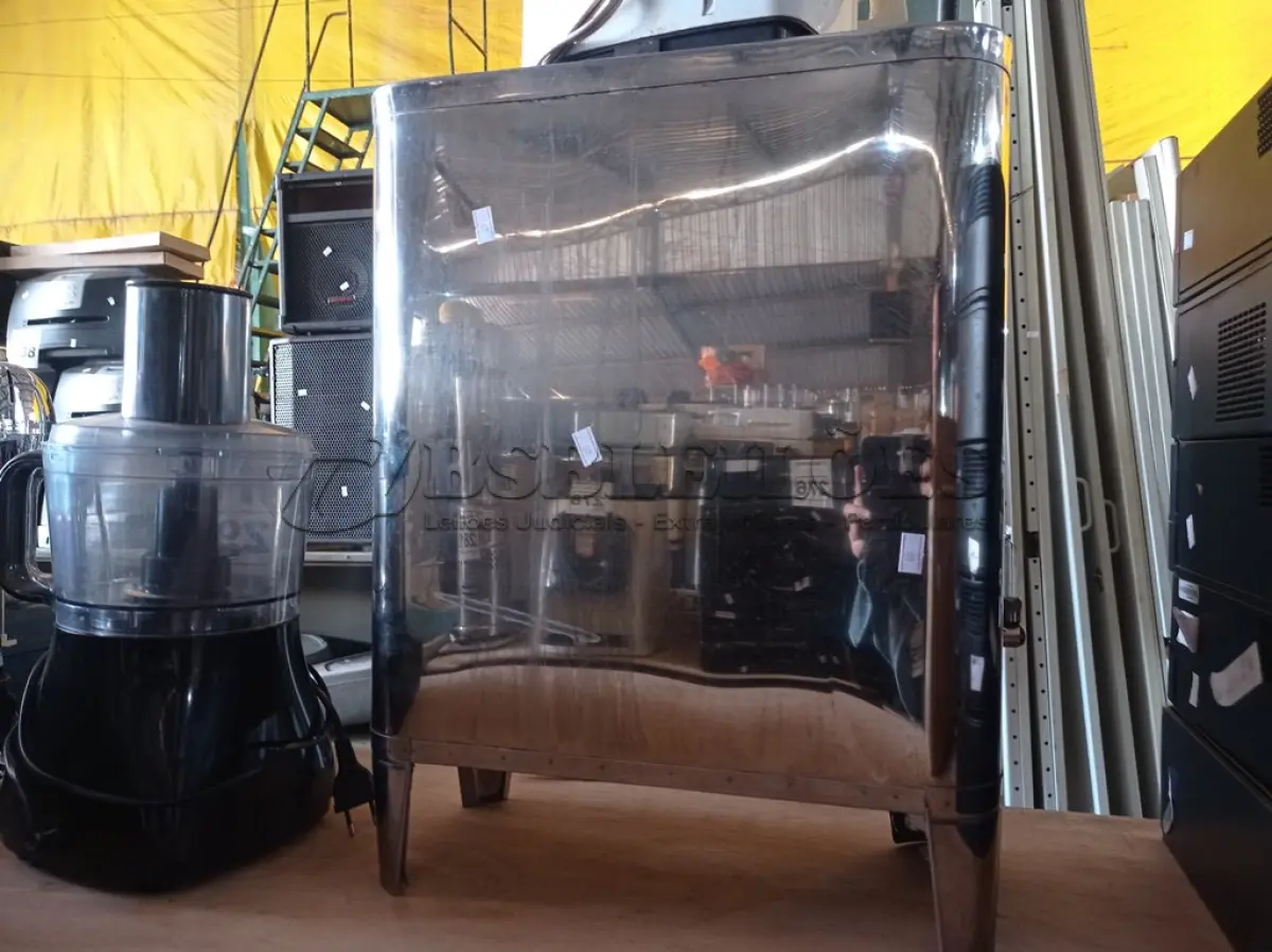 LOTE 295 - 02 CAFETEIRAS SENDO 01 INDUSTRIAL. (NO ESTADO) ATENÇÃO! FAZER A VISITAÇÃO ANTES DE ARREMATAR, NÃO SABEMOS SE FUNCIONA. LEILÃO NÃO TEM GARANTIA E NEM DEVOLUÇÃO, SUJEITO A POSSÍVEIS AVARIAS VISÍVEIS/OCULTAS E/OU AUSÊNCIA DE COMPONENTES.