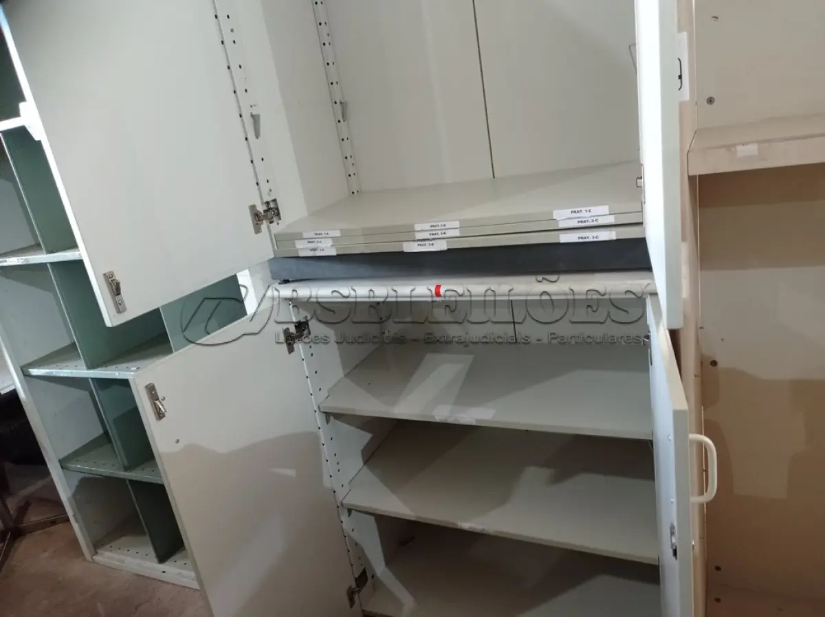 LOTE 394 - 02 ARMÁRIOS BAIXOS E 01 ARMÁRIO ALTO EM MADEIRA INCOMPLETO. (NO ESTADO) ATENÇÃO! FAZER A VISITAÇÃO ANTES DE ARREMATAR, NÃO SABEMOS SE FUNCIONA. LEILÃO NÃO TEM GARANTIA E NEM DEVOLUÇÃO, SUJEITO A POSSÍVEIS AVARIAS VISÍVEIS/OCULTAS E/OU AUSÊNCIA DE COMPONENTES.