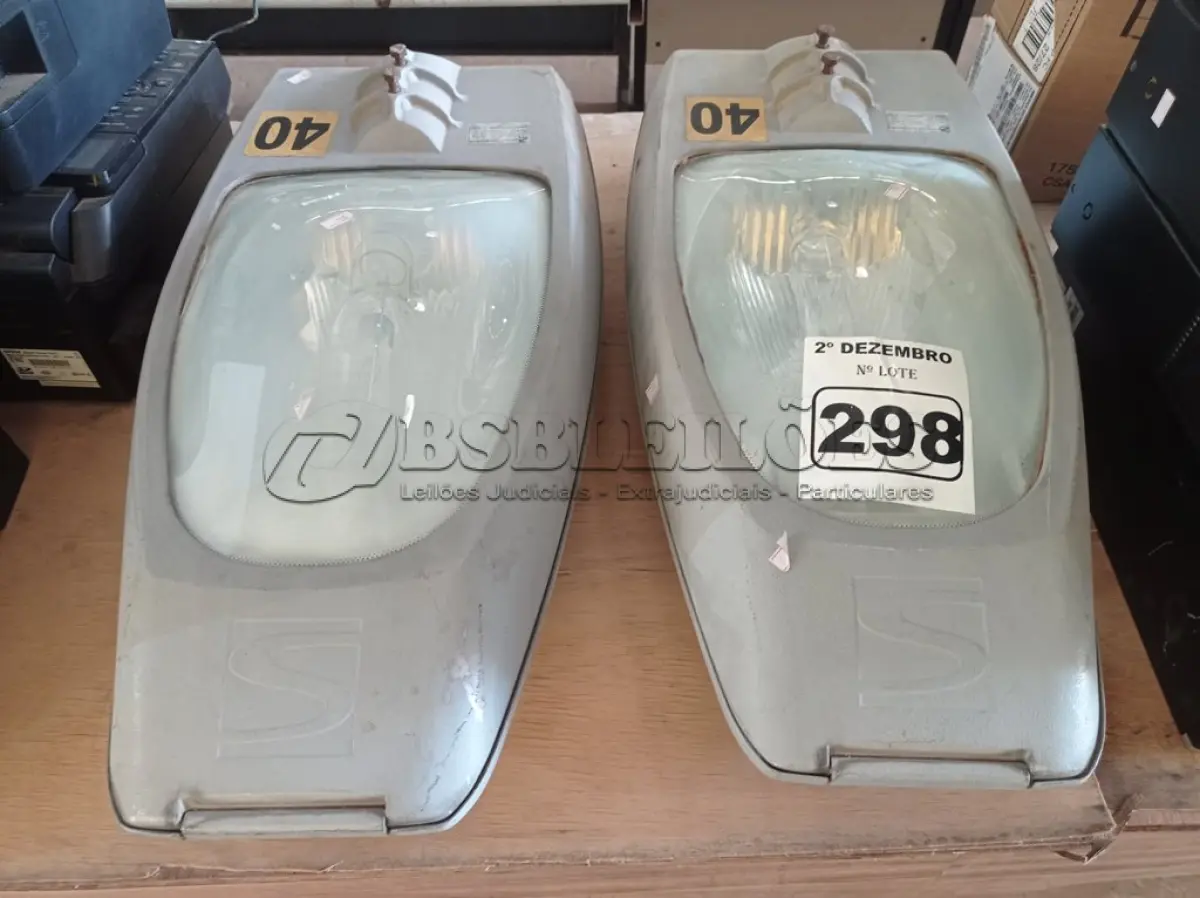 LOTE 298 - 02 LUMINÁRIAS DE PÁTIO. (NO ESTADO) ATENÇÃO! FAZER A VISITAÇÃO ANTES DE ARREMATAR, NÃO SABEMOS SE FUNCIONA. LEILÃO NÃO TEM GARANTIA E NEM DEVOLUÇÃO, SUJEITO A POSSÍVEIS AVARIAS VISÍVEIS/OCULTAS E/OU AUSÊNCIA DE COMPONENTES.