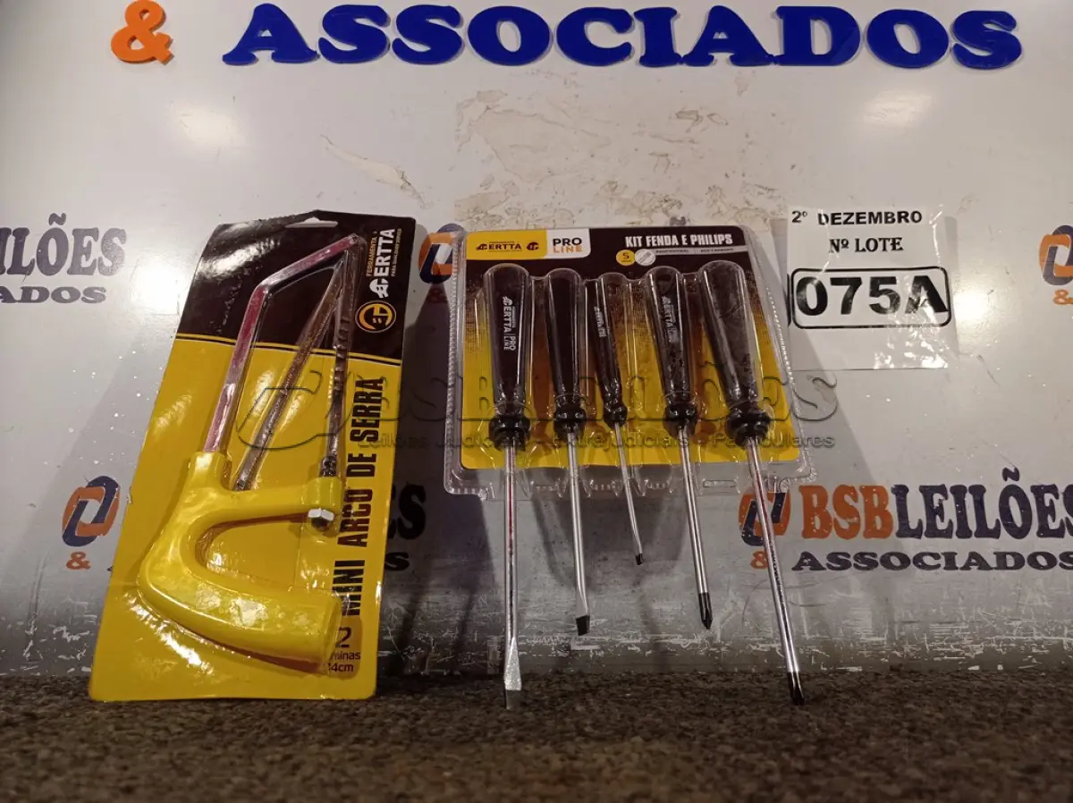 LOTE 075 - 01 MINI ARCO DE SERRA E 01 KIT DE CHAVES FENDA PHILIPS 05 PEÇAS. (NO ESTADO) ATENÇÃO! FAZER A VISITAÇÃO ANTES DE ARREMATAR, NÃO SABEMOS SE FUNCIONA. LEILÃO NÃO TEM GARANTIA E NEM DEVOLUÇÃO, SUJEITO A POSSÍVEIS AVARIAS VISÍVEIS/OCULTAS E/OU AUSÊNCIA DE COMPONENTES.