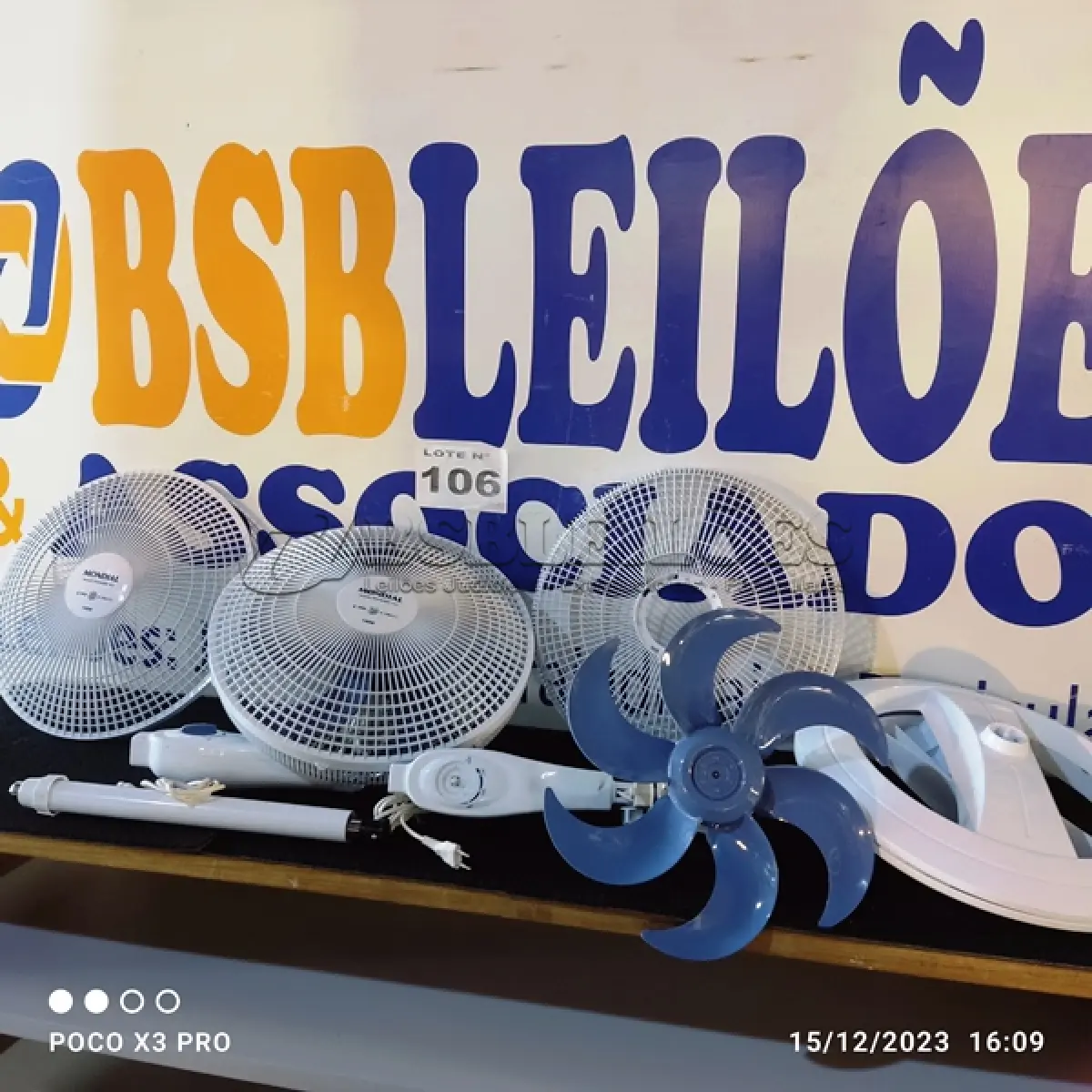 LOTE 106 - 02 – VENTILADORES DE COLUNAS (NO ESTADO, NÃO SABEMOS SE FUNCIONA. LEILÃO NÃO TEM GARANTIA E NEM DEVOLUÇÃO, SUJEITO A POSSÍVEIS AVARIAS VISÍVEIS/OCULTAS E/OU AUSÊNCIA DE COMPONENTES)