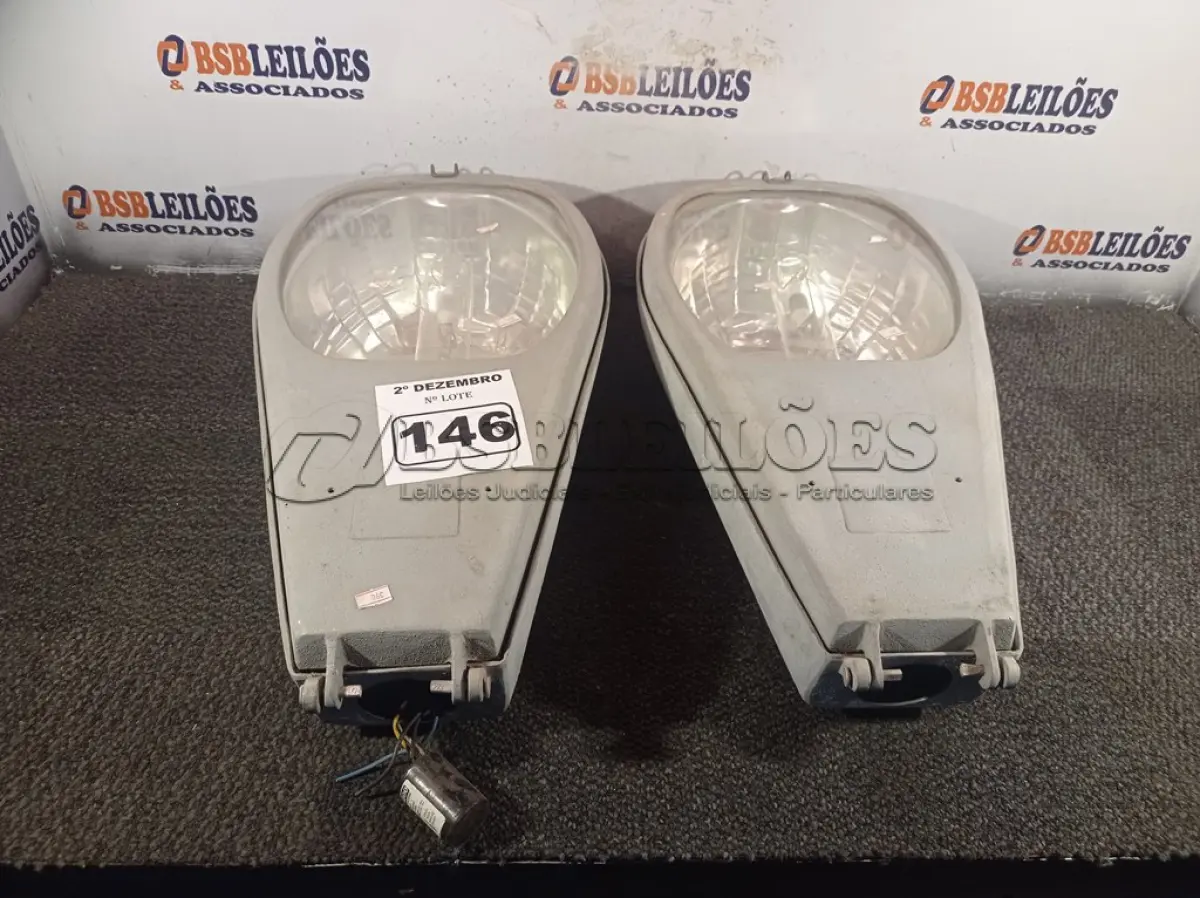 LOTE 146 - 02 LUMINÁRIAS DE PÁTIO. (NO ESTADO) ATENÇÃO! FAZER A VISITAÇÃO ANTES DE ARREMATAR, NÃO SABEMOS SE FUNCIONA. LEILÃO NÃO TEM GARANTIA E NEM DEVOLUÇÃO, SUJEITO A POSSÍVEIS AVARIAS VISÍVEIS/OCULTAS E/OU AUSÊNCIA DE COMPONENTES.
