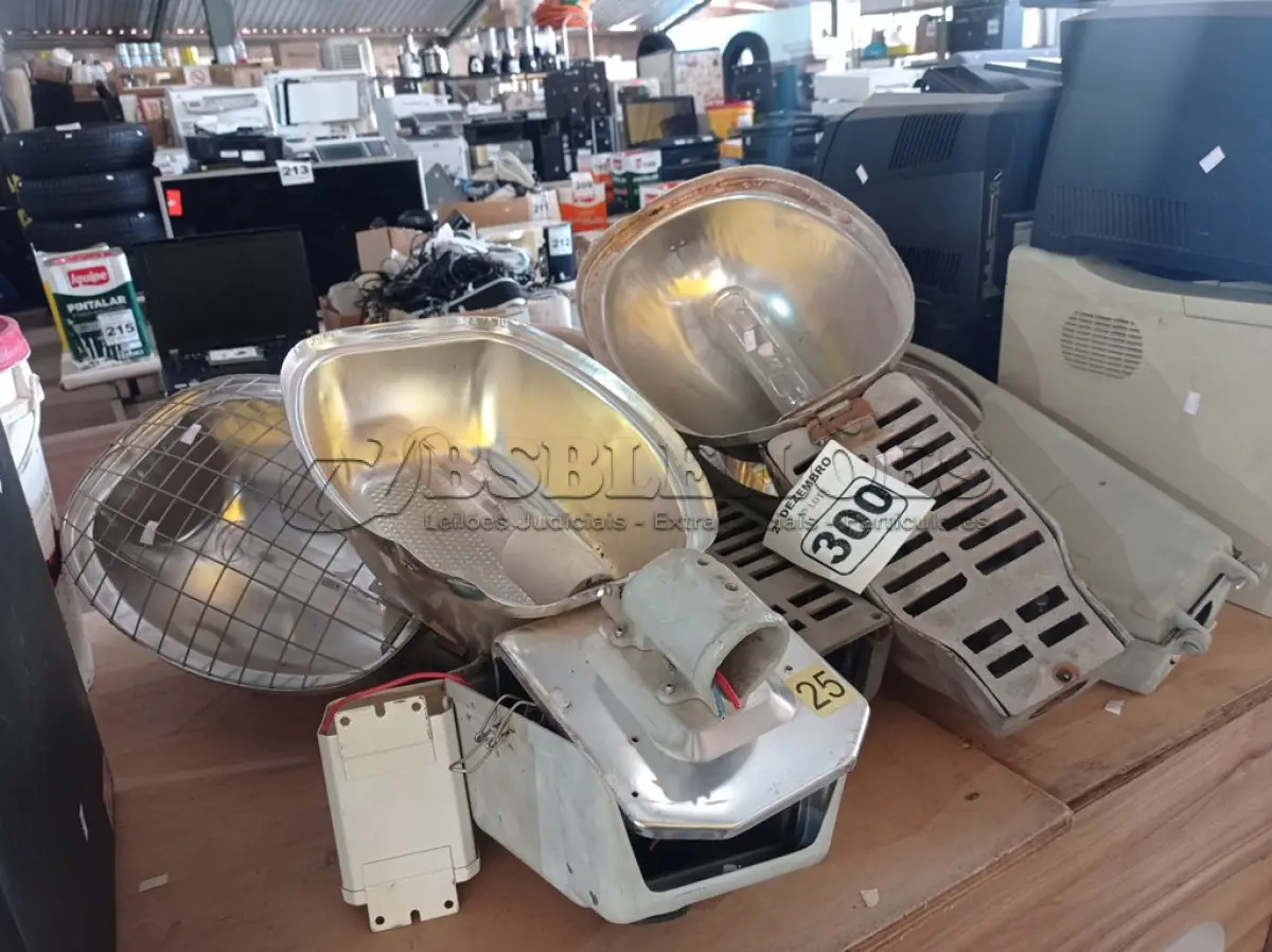 LOTE 300 - 05 LUMINÁRIAS DE PÁTIO. (NO ESTADO) ATENÇÃO! FAZER A VISITAÇÃO ANTES DE ARREMATAR, NÃO SABEMOS SE FUNCIONA. LEILÃO NÃO TEM GARANTIA E NEM DEVOLUÇÃO, SUJEITO A POSSÍVEIS AVARIAS VISÍVEIS/OCULTAS E/OU AUSÊNCIA DE COMPONENTES.