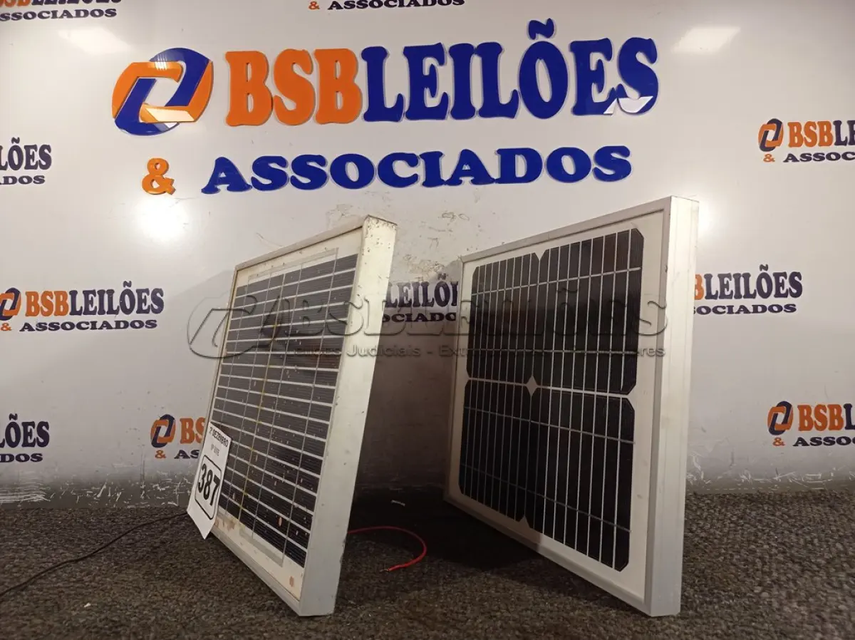 LOTE 387 - 02 PAINÉIS SOLARES 18V 10W.  (NO ESTADO) ATENÇÃO! FAZER A VISITAÇÃO ANTES DE ARREMATAR, NÃO SABEMOS SE FUNCIONA. LEILÃO NÃO TEM GARANTIA E NEM DEVOLUÇÃO, SUJEITO A POSSÍVEIS AVARIAS VISÍVEIS/OCULTAS E/OU AUSÊNCIA DE COMPONENTES.
