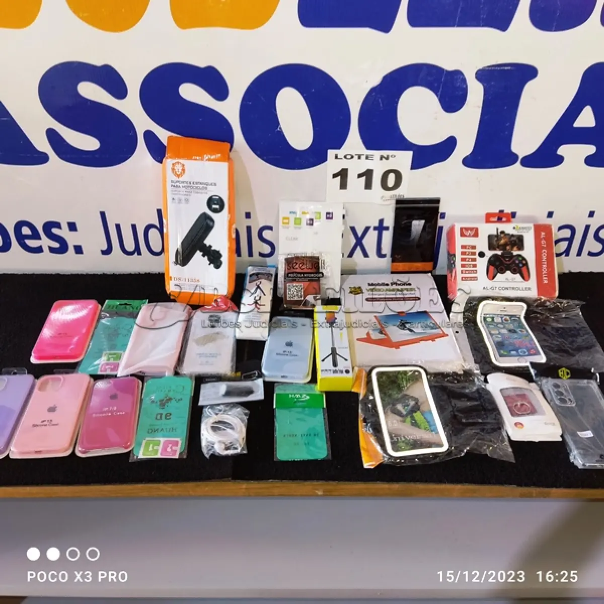 LOTE 110 - 23 – ACESSÓRIOS PARA CELULARES.(APROXIMADAMENTE) (NO ESTADO, NÃO SABEMOS SE FUNCIONA. LEILÃO NÃO TEM GARANTIA E NEM DEVOLUÇÃO, SUJEITO A POSSÍVEIS AVARIAS VISÍVEIS/OCULTAS E/OU AUSÊNCIA DE COMPONENTES)