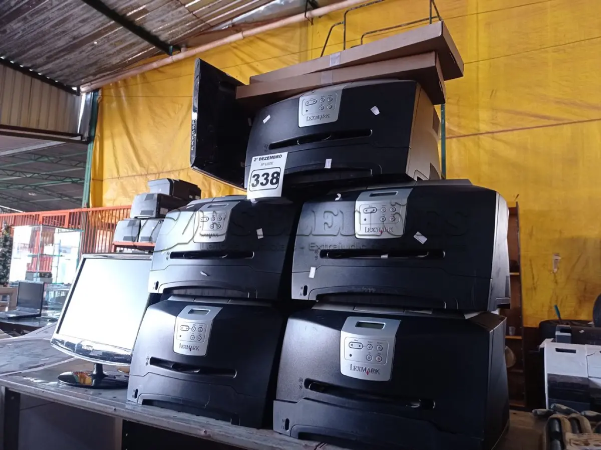 LOTE 338 - 05 IMPRESSORAS LEXMARK E342N, 02 TECLADOS PARA PC E 03 MONITORES MARCAS E MODELOS DIVERSOS. (NO ESTADO) ATENÇÃO! FAZER A VISITAÇÃO ANTES DE ARREMATAR, NÃO SABEMOS SE FUNCIONA. LEILÃO NÃO TEM GARANTIA E NEM DEVOLUÇÃO, SUJEITO A POSSÍVEIS AVARIAS VISÍVEIS/OCULTAS E/OU AUSÊNCIA DE COMPONENTES.