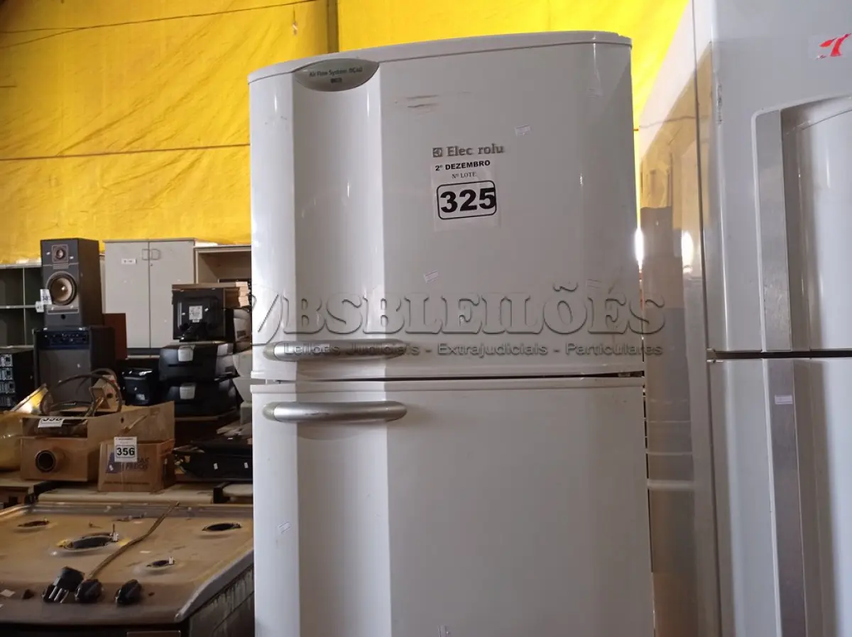 LOTE 325 - 01 GELADEIRA MARCA ELECTROLUX 220V. (NO ESTADO) ATENÇÃO! FAZER A VISITAÇÃO ANTES DE ARREMATAR, NÃO SABEMOS SE FUNCIONA. LEILÃO NÃO TEM GARANTIA E NEM DEVOLUÇÃO, SUJEITO A POSSÍVEIS AVARIAS VISÍVEIS/OCULTAS E/OU AUSÊNCIA DE COMPONENTES.