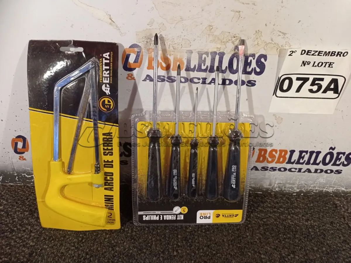LOTE 075 - 01 MINI ARCO DE SERRA E 01 KIT DE CHAVES FENDA PHILIPS 05 PEÇAS. (NO ESTADO) ATENÇÃO! FAZER A VISITAÇÃO ANTES DE ARREMATAR, NÃO SABEMOS SE FUNCIONA. LEILÃO NÃO TEM GARANTIA E NEM DEVOLUÇÃO, SUJEITO A POSSÍVEIS AVARIAS VISÍVEIS/OCULTAS E/OU AUSÊNCIA DE COMPONENTES.