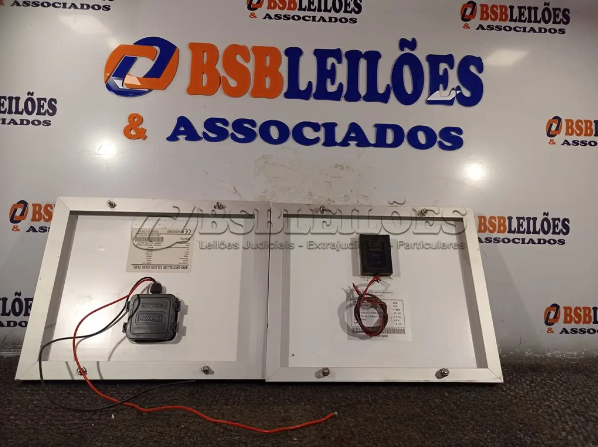 LOTE 341 - 02 PAINÉIS SOLARES 18V 10W.  (NO ESTADO) ATENÇÃO! FAZER A VISITAÇÃO ANTES DE ARREMATAR, NÃO SABEMOS SE FUNCIONA. LEILÃO NÃO TEM GARANTIA E NEM DEVOLUÇÃO, SUJEITO A POSSÍVEIS AVARIAS VISÍVEIS/OCULTAS E/OU AUSÊNCIA DE COMPONENTES.