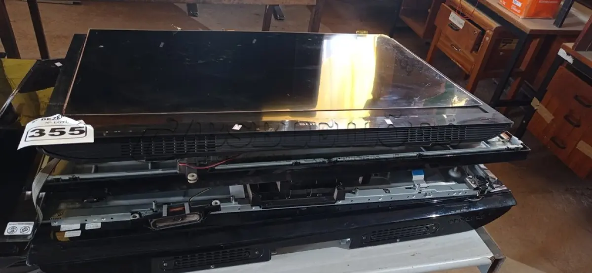 LOTE 355 - 01 LOTE COM VÁRIAS SUCATAS DE TV MARCAS E MODELOS DIVERSOS PARA RETIRADA DE PEÇAS. (NO ESTADO) ATENÇÃO! FAZER A VISITAÇÃO ANTES DE ARREMATAR, NÃO SABEMOS SE FUNCIONA. LEILÃO NÃO TEM GARANTIA E NEM DEVOLUÇÃO, SUJEITO A POSSÍVEIS AVARIAS VISÍVEIS/OCULTAS E/OU AUSÊNCIA DE COMPONENTES.