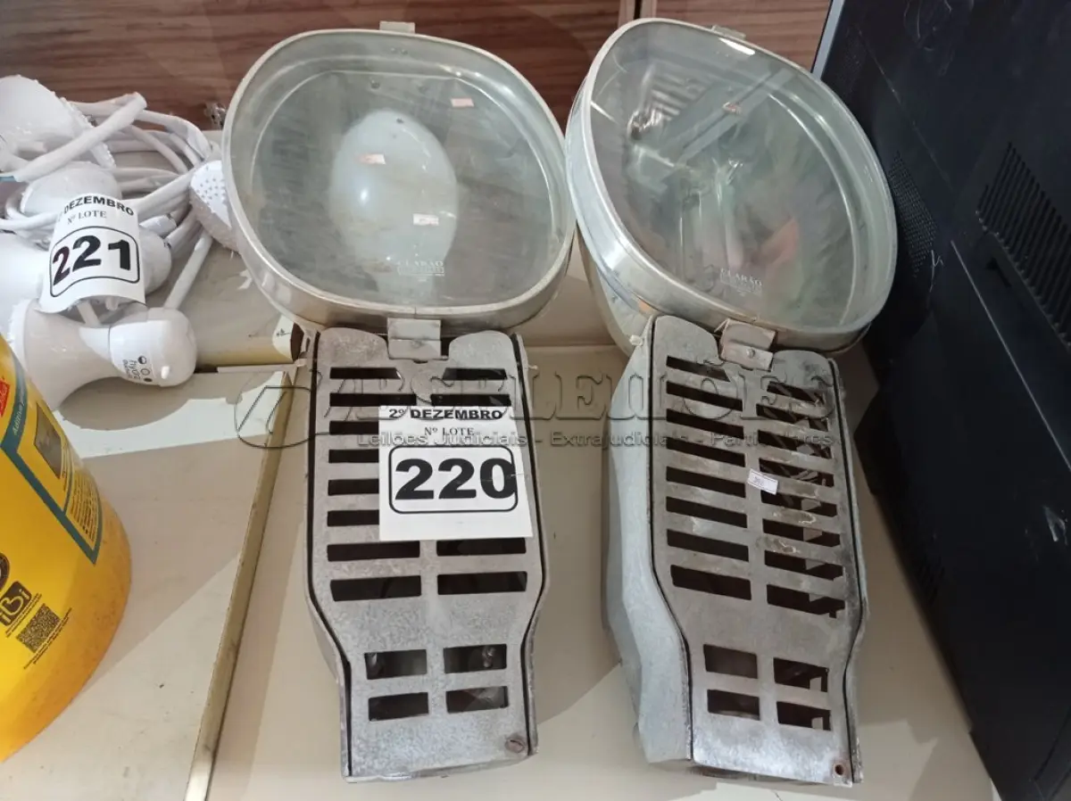 LOTE 220 - 02 LUMINÁRIAS DE PÁTIO. (NO ESTADO) ATENÇÃO! FAZER A VISITAÇÃO ANTES DE ARREMATAR, NÃO SABEMOS SE FUNCIONA. LEILÃO NÃO TEM GARANTIA E NEM DEVOLUÇÃO, SUJEITO A POSSÍVEIS AVARIAS VISÍVEIS/OCULTAS E/OU AUSÊNCIA DE COMPONENTES.
