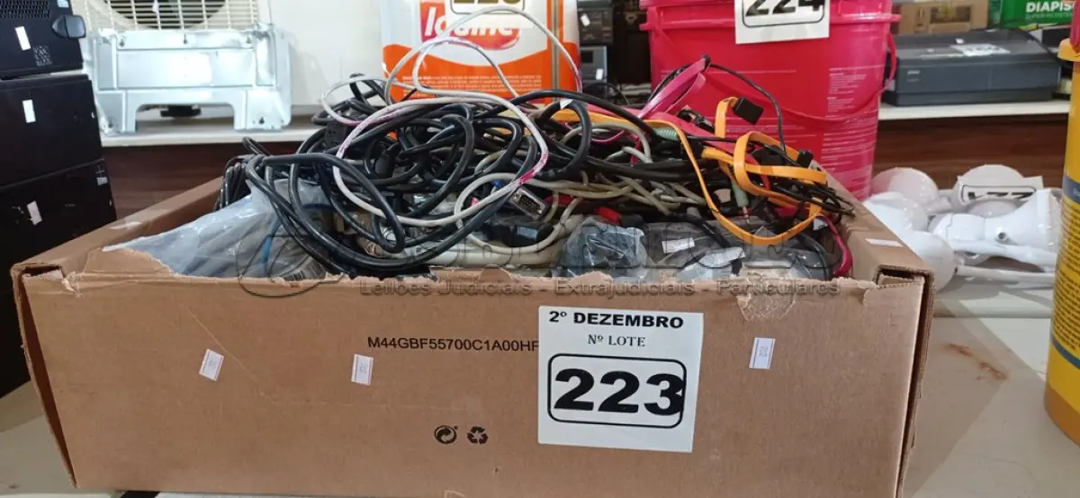 LOTE 223 - 01 LOTE COM CABOS DIVERSOS. (NO ESTADO) ATENÇÃO! FAZER A VISITAÇÃO ANTES DE ARREMATAR, NÃO SABEMOS SE FUNCIONA. LEILÃO NÃO TEM GARANTIA E NEM DEVOLUÇÃO, SUJEITO A POSSÍVEIS AVARIAS VISÍVEIS/OCULTAS E/OU AUSÊNCIA DE COMPONENTES.