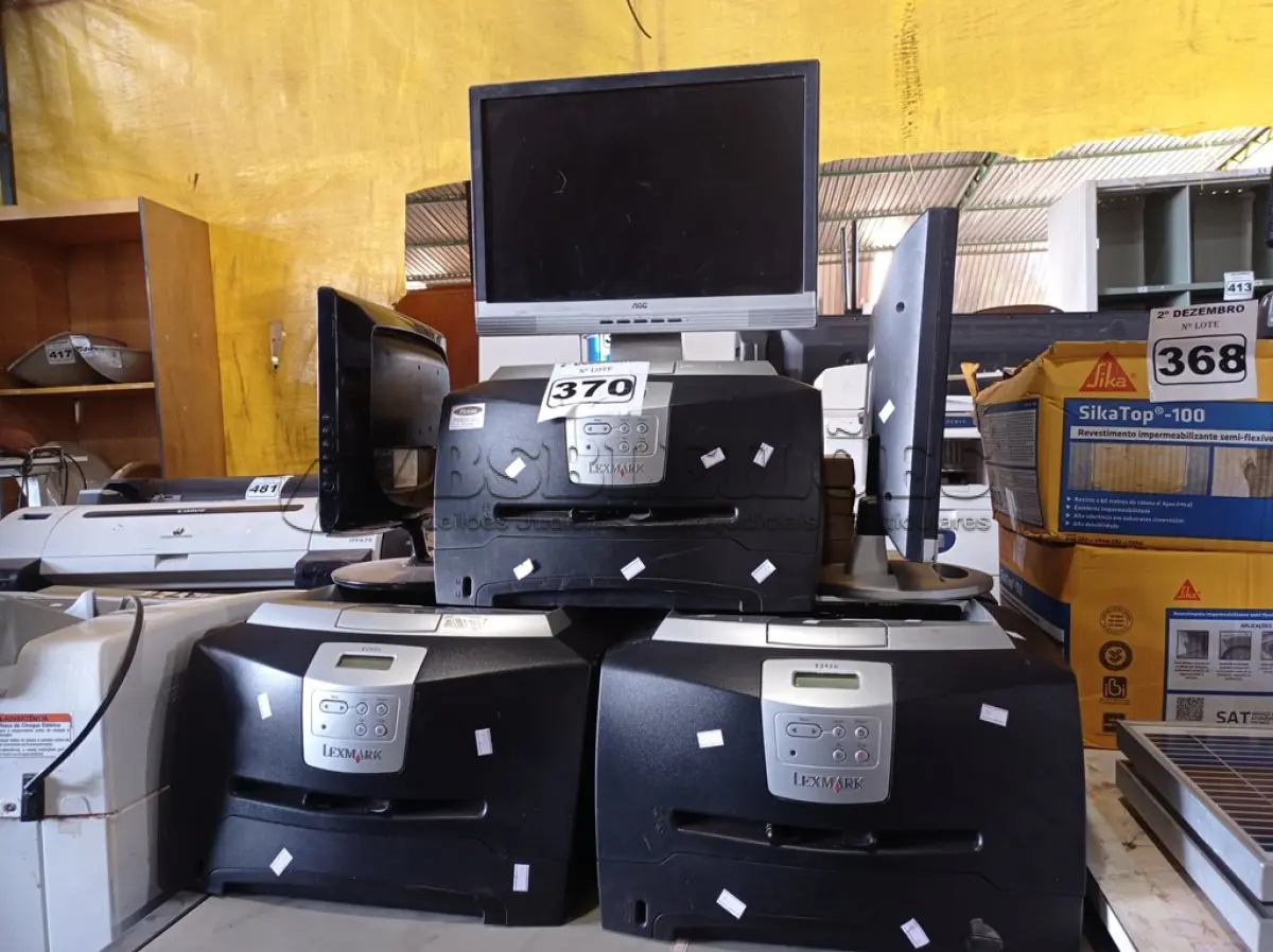 LOTE 370 - 05 IMPRESSORAS LEXMARK E342N, 04 TECLADOS PARA PC E 03 MONITORES MARCAS E MODELOS DIVERSOS. (NO ESTADO) ATENÇÃO! FAZER A VISITAÇÃO ANTES DE ARREMATAR, NÃO SABEMOS SE FUNCIONA. LEILÃO NÃO TEM GARANTIA E NEM DEVOLUÇÃO, SUJEITO A POSSÍVEIS AVARIAS VISÍVEIS/OCULTAS E/OU AUSÊNCIA DE COMPONENTES.