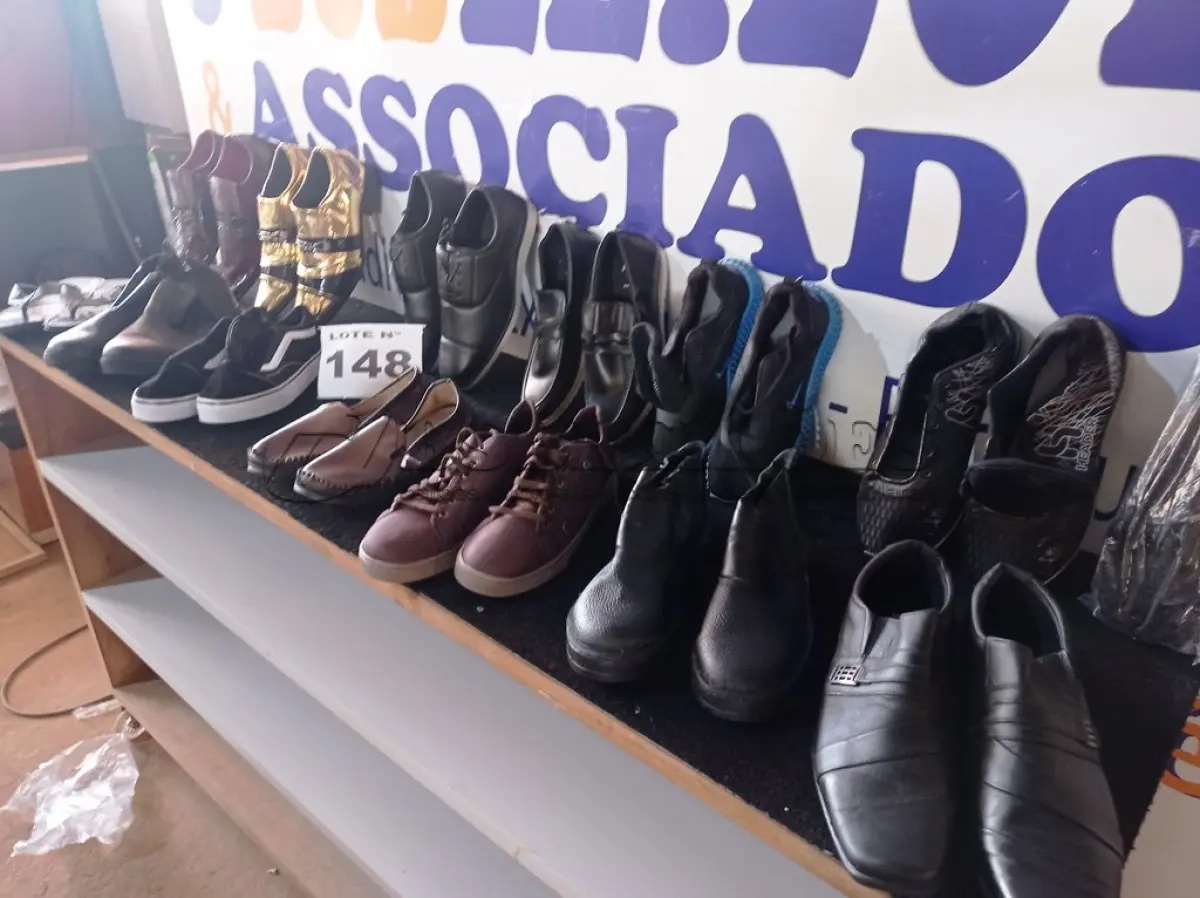 LOTE 148 - 13 – CALÇADOS MASCULINOS VARIADOS (NO ESTADO, NÃO SABEMOS SE FUNCIONA. LEILÃO NÃO TEM GARANTIA E NEM DEVOLUÇÃO, SUJEITO A POSSÍVEIS AVARIAS VISÍVEIS/OCULTAS E/OU AUSÊNCIA DE COMPONENTES)
