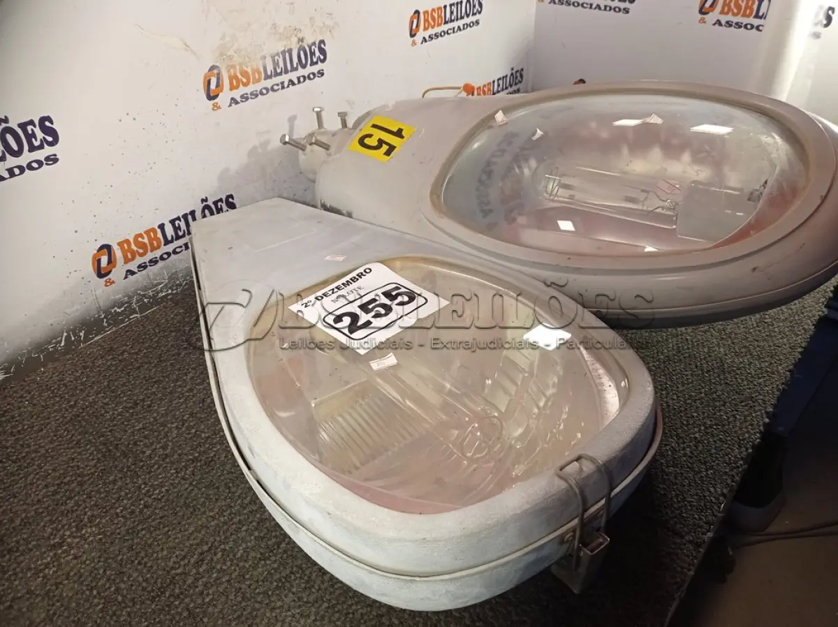 LOTE 255 - 02 LUMINÁRIAS DE PÁTIO. (NO ESTADO) ATENÇÃO! FAZER A VISITAÇÃO ANTES DE ARREMATAR, NÃO SABEMOS SE FUNCIONA. LEILÃO NÃO TEM GARANTIA E NEM DEVOLUÇÃO, SUJEITO A POSSÍVEIS AVARIAS VISÍVEIS/OCULTAS E/OU AUSÊNCIA DE COMPONENTES.