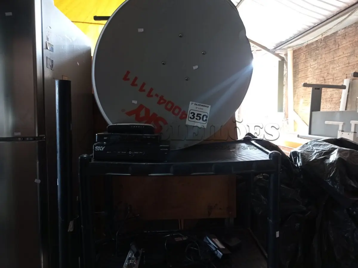 LOTE 350 - 01 ESTANTE MODULAR, 03 BASES DE POSTE PARA JARDIM, 02 SUPORTES DE FERRO, 01 PEITO DE AÇO, 20 LITROS DE PRAGUICIDA E 01 ANTENA DA SKY COM AVARIAS. (NO ESTADO) ATENÇÃO! FAZER A VISITAÇÃO ANTES DE ARREMATAR, NÃO SABEMOS SE FUNCIONA. LEILÃO NÃO TEM GARANTIA E NEM DEVOLUÇÃO, SUJEITO A POSSÍVEIS AVARIAS VISÍVEIS/OCULTAS E/OU AUSÊNCIA DE COMPONENTES.