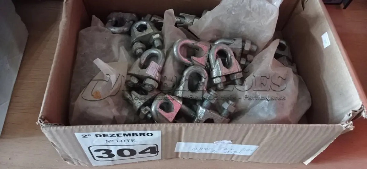 LOTE 304 - 01 LOTE COM VÁRIOS CLIPS PARA CABO DE AÇO 3/8”. (NO ESTADO) ATENÇÃO! FAZER A VISITAÇÃO ANTES DE ARREMATAR, NÃO SABEMOS SE FUNCIONA. LEILÃO NÃO TEM GARANTIA E NEM DEVOLUÇÃO, SUJEITO A POSSÍVEIS AVARIAS VISÍVEIS/OCULTAS E/OU AUSÊNCIA DE COMPONENTES.