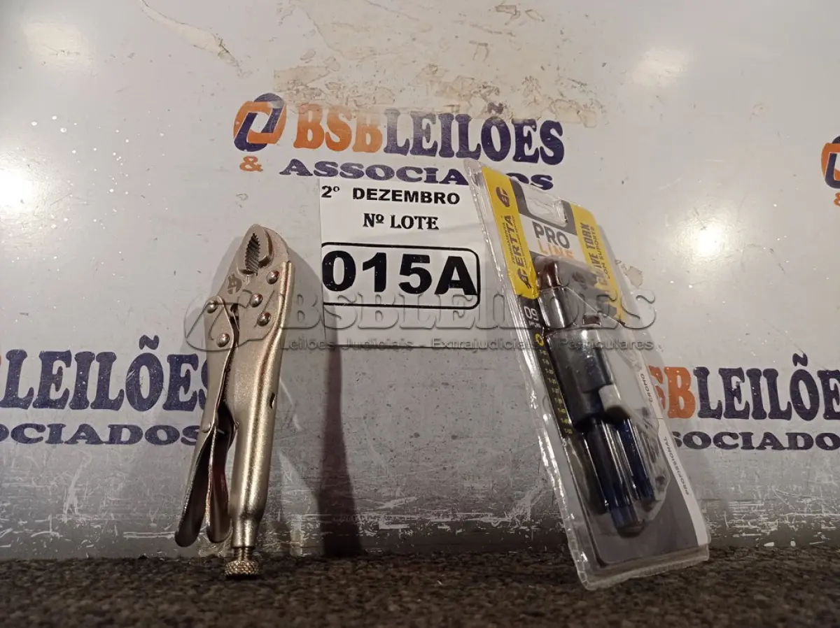 LOTE 015 - 01 KIT DE CHAVES TORX E 01 ALICATE DE PRESSÃO. (NO ESTADO) ATENÇÃO! FAZER A VISITAÇÃO ANTES DE ARREMATAR, NÃO SABEMOS SE FUNCIONA. LEILÃO NÃO TEM GARANTIA E NEM DEVOLUÇÃO, SUJEITO A POSSÍVEIS AVARIAS VISÍVEIS/OCULTAS E/OU AUSÊNCIA DE COMPONENTES.