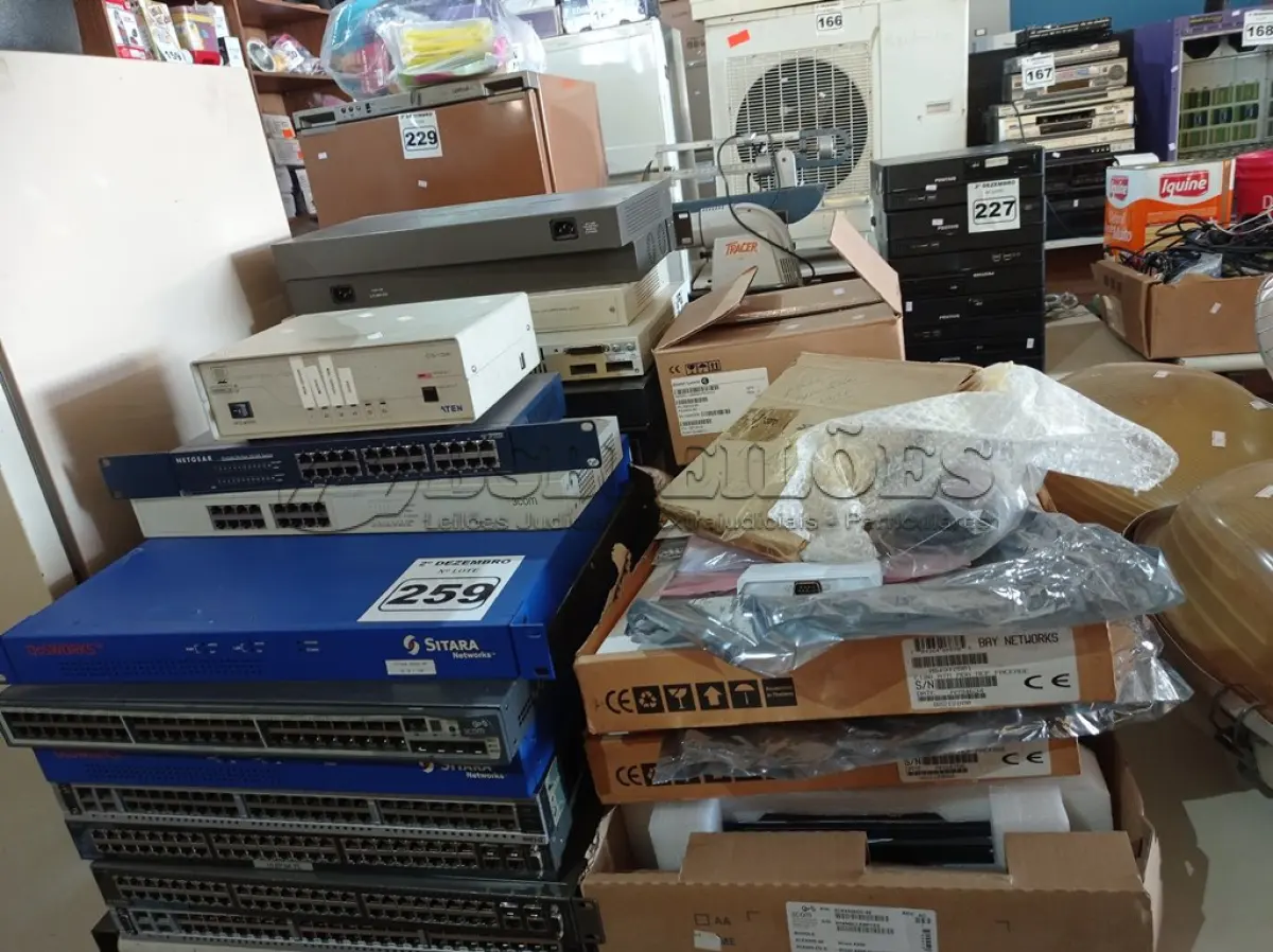 LOTE 259 - 01 LOTE COM VÁRIAS SWITCHES, PLACAS E PERIFÉRICOS DIVERSOS. (NO ESTADO) ATENÇÃO! FAZER A VISITAÇÃO ANTES DE ARREMATAR, NÃO SABEMOS SE FUNCIONA. LEILÃO NÃO TEM GARANTIA E NEM DEVOLUÇÃO, SUJEITO A POSSÍVEIS AVARIAS VISÍVEIS/OCULTAS E/OU AUSÊNCIA DE COMPONENTES.