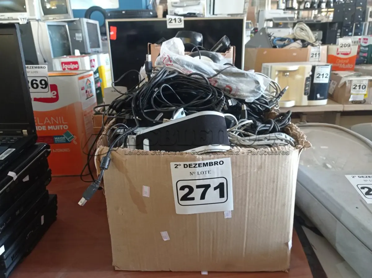 LOTE 271 - 01 LOTE COM GRANDE QUANTIDADE DE CABOS E PERIFÉRICOS DE INFORMÁTICA DIVERSOS. (NO ESTADO) ATENÇÃO! FAZER A VISITAÇÃO ANTES DE ARREMATAR, NÃO SABEMOS SE FUNCIONA. LEILÃO NÃO TEM GARANTIA E NEM DEVOLUÇÃO, SUJEITO A POSSÍVEIS AVARIAS VISÍVEIS/OCULTAS E/OU AUSÊNCIA DE COMPONENTES.