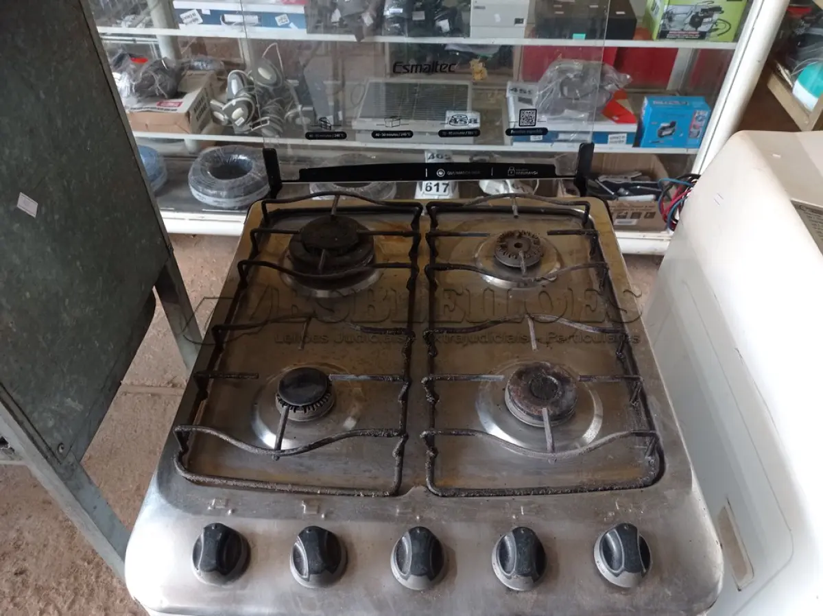 LOTE 349 - 01 FOGÃO A GÁS 04 BOCAS COM AVARIAS. (NO ESTADO) ATENÇÃO! FAZER A VISITAÇÃO ANTES DE ARREMATAR, NÃO SABEMOS SE FUNCIONA. LEILÃO NÃO TEM GARANTIA E NEM DEVOLUÇÃO, SUJEITO A POSSÍVEIS AVARIAS VISÍVEIS/OCULTAS E/OU AUSÊNCIA DE COMPONENTES.
