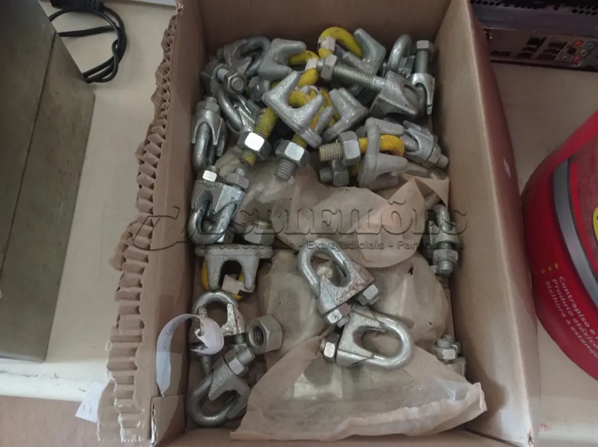 LOTE 279 - 01 LOTE COM VÁRIOS CLIPS PARA CABO DE AÇO 3/8”. (NO ESTADO) ATENÇÃO! FAZER A VISITAÇÃO ANTES DE ARREMATAR, NÃO SABEMOS SE FUNCIONA. LEILÃO NÃO TEM GARANTIA E NEM DEVOLUÇÃO, SUJEITO A POSSÍVEIS AVARIAS VISÍVEIS/OCULTAS E/OU AUSÊNCIA DE COMPONENTES.