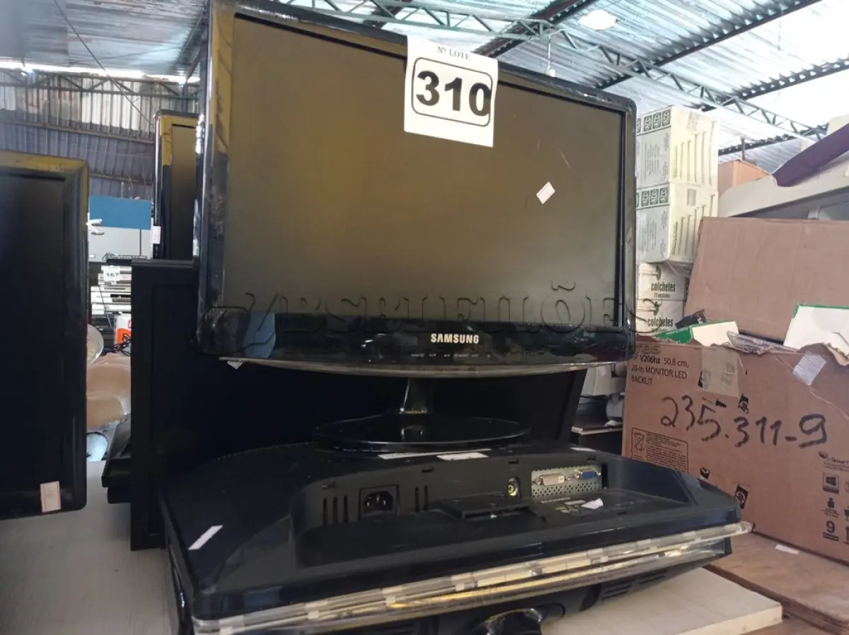 LOTE 310 - 07 MONITORES MARCAS E MODELOS DIVERSOS PARA RETIRADA DE PEÇAS. (NO ESTADO) ATENÇÃO! FAZER A VISITAÇÃO ANTES DE ARREMATAR, NÃO SABEMOS SE FUNCIONA. LEILÃO NÃO TEM GARANTIA E NEM DEVOLUÇÃO, SUJEITO A POSSÍVEIS AVARIAS VISÍVEIS/OCULTAS E/OU AUSÊNCIA DE COMPONENTES.