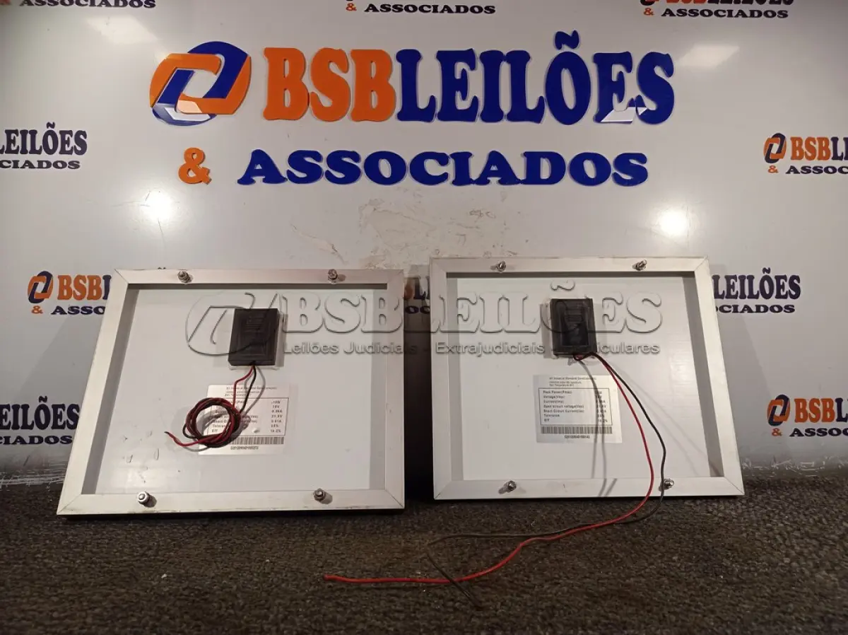 LOTE 373 - 02 PAINÉIS SOLARES 18V 10W.  (NO ESTADO) ATENÇÃO! FAZER A VISITAÇÃO ANTES DE ARREMATAR, NÃO SABEMOS SE FUNCIONA. LEILÃO NÃO TEM GARANTIA E NEM DEVOLUÇÃO, SUJEITO A POSSÍVEIS AVARIAS VISÍVEIS/OCULTAS E/OU AUSÊNCIA DE COMPONENTES.