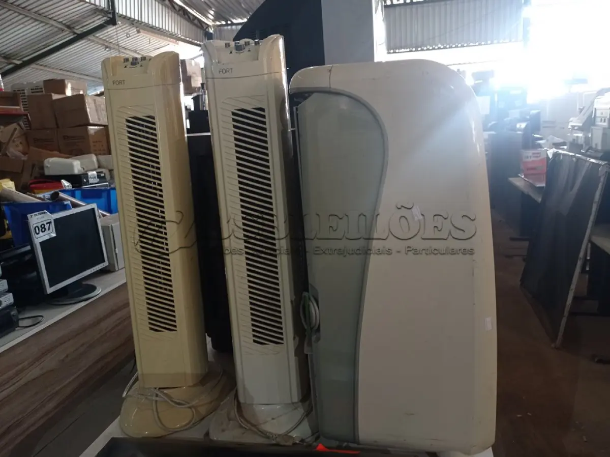 LOTE 124 - 02 VENTILADORES DE COLUNA E 01 CLIMATIZADOR MARCAS E MODELOS DIVERSOS. (NO ESTADO) ATENÇÃO! FAZER A VISITAÇÃO ANTES DE ARREMATAR, NÃO SABEMOS SE FUNCIONA. LEILÃO NÃO TEM GARANTIA E NEM DEVOLUÇÃO, SUJEITO A POSSÍVEIS AVARIAS VISÍVEIS/OCULTAS E/OU AUSÊNCIA DE COMPONENTES.