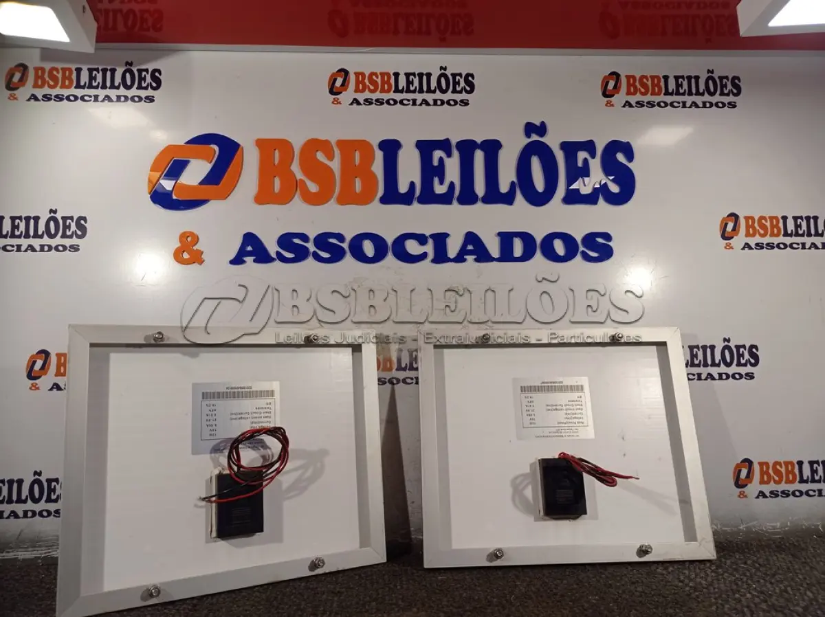 LOTE 369 - 02 PAINÉIS SOLARES 18V 10W.  (NO ESTADO) ATENÇÃO! FAZER A VISITAÇÃO ANTES DE ARREMATAR, NÃO SABEMOS SE FUNCIONA. LEILÃO NÃO TEM GARANTIA E NEM DEVOLUÇÃO, SUJEITO A POSSÍVEIS AVARIAS VISÍVEIS/OCULTAS E/OU AUSÊNCIA DE COMPONENTES.