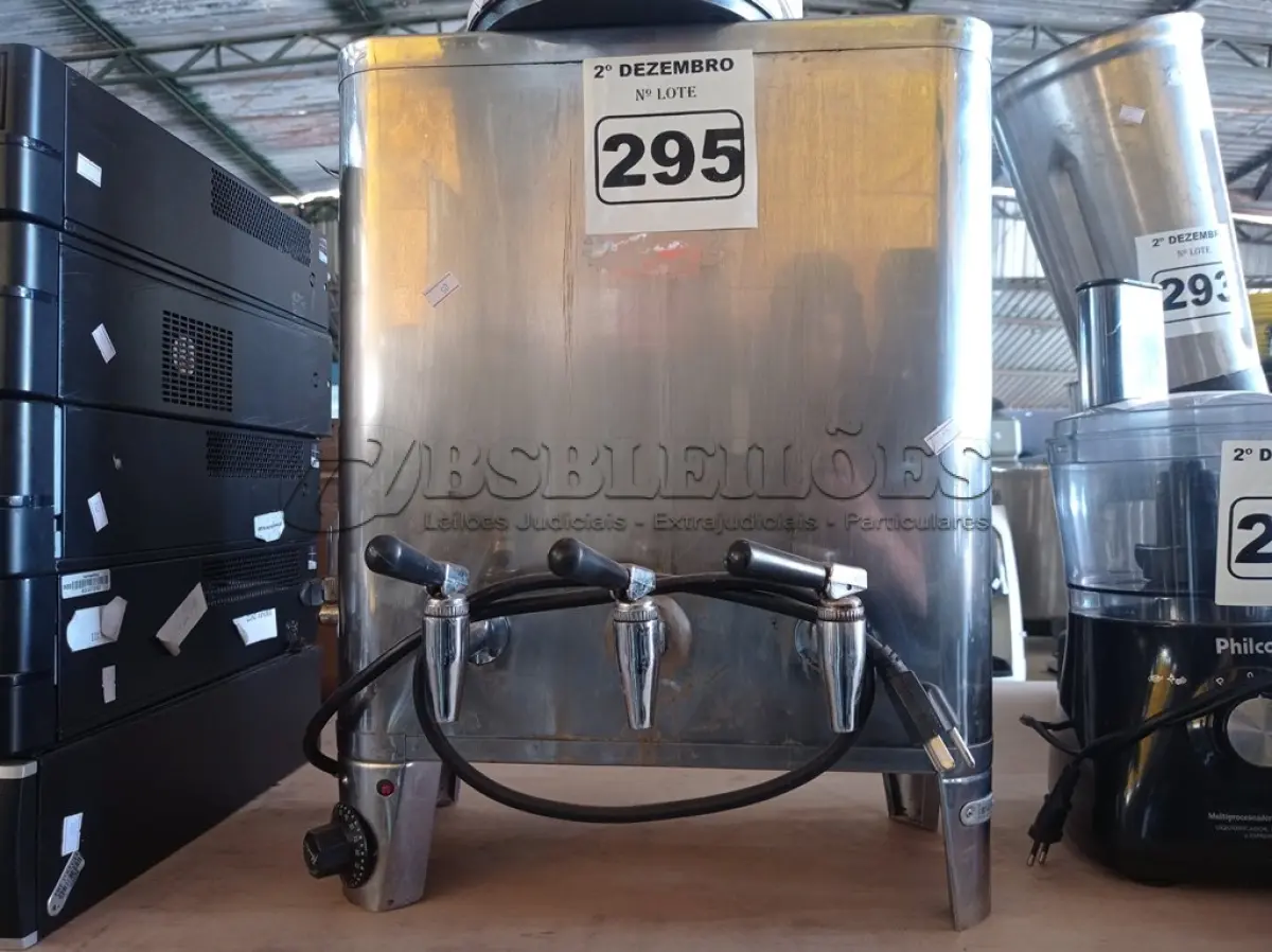 LOTE 295 - 02 CAFETEIRAS SENDO 01 INDUSTRIAL. (NO ESTADO) ATENÇÃO! FAZER A VISITAÇÃO ANTES DE ARREMATAR, NÃO SABEMOS SE FUNCIONA. LEILÃO NÃO TEM GARANTIA E NEM DEVOLUÇÃO, SUJEITO A POSSÍVEIS AVARIAS VISÍVEIS/OCULTAS E/OU AUSÊNCIA DE COMPONENTES.