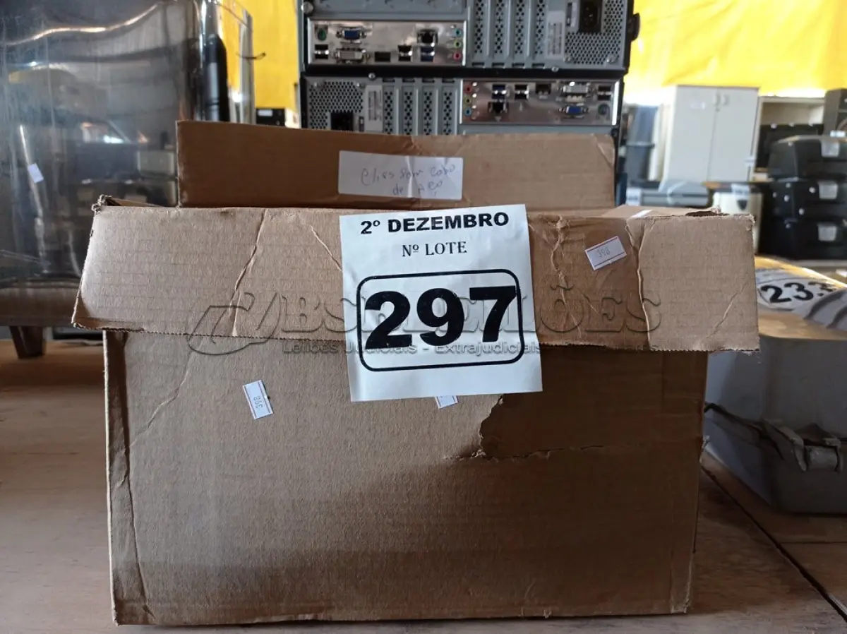 LOTE 297 - 01 LOTE COM VÁRIOS CLIPS PARA CABO DE AÇO 3/8”. (NO ESTADO) ATENÇÃO! FAZER A VISITAÇÃO ANTES DE ARREMATAR, NÃO SABEMOS SE FUNCIONA. LEILÃO NÃO TEM GARANTIA E NEM DEVOLUÇÃO, SUJEITO A POSSÍVEIS AVARIAS VISÍVEIS/OCULTAS E/OU AUSÊNCIA DE COMPONENTES.