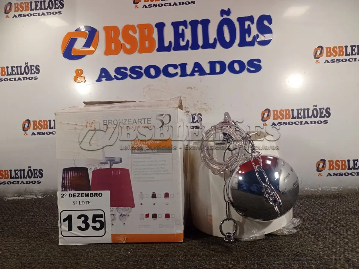 LOTE 135 - 01 LUMINÁRIA PENDENTE SÃO PAULO. (NO ESTADO) ATENÇÃO! FAZER A VISITAÇÃO ANTES DE ARREMATAR, NÃO SABEMOS SE FUNCIONA. LEILÃO NÃO TEM GARANTIA E NEM DEVOLUÇÃO, SUJEITO A POSSÍVEIS AVARIAS VISÍVEIS/OCULTAS E/OU AUSÊNCIA DE COMPONENTES.