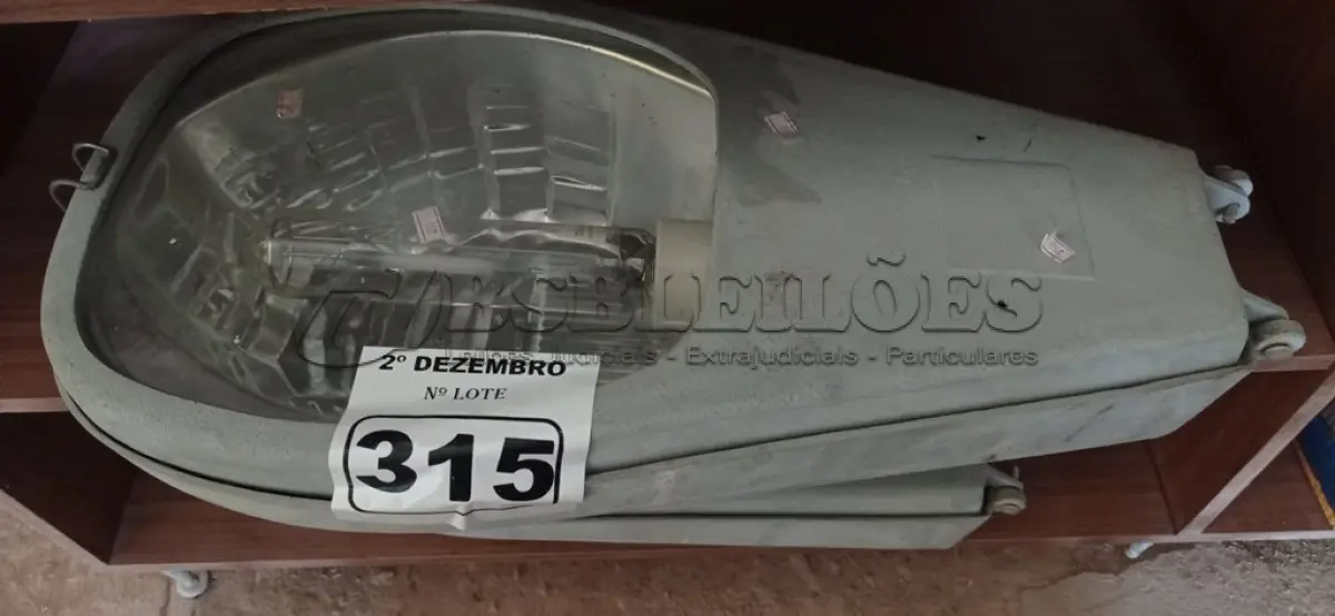 LOTE 315 - 02 LUMINÁRIAS PÚBLICAS DE POSTE. (NO ESTADO) ATENÇÃO! FAZER A VISITAÇÃO ANTES DE ARREMATAR, NÃO SABEMOS SE FUNCIONA. LEILÃO NÃO TEM GARANTIA E NEM DEVOLUÇÃO, SUJEITO A POSSÍVEIS AVARIAS VISÍVEIS/OCULTAS E/OU AUSÊNCIA DE COMPONENTES.