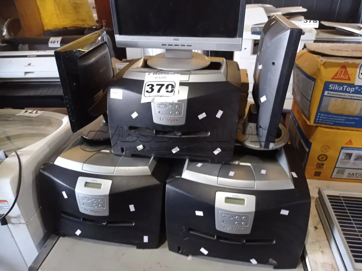 LOTE 370 - 05 IMPRESSORAS LEXMARK E342N, 04 TECLADOS PARA PC E 03 MONITORES MARCAS E MODELOS DIVERSOS. (NO ESTADO) ATENÇÃO! FAZER A VISITAÇÃO ANTES DE ARREMATAR, NÃO SABEMOS SE FUNCIONA. LEILÃO NÃO TEM GARANTIA E NEM DEVOLUÇÃO, SUJEITO A POSSÍVEIS AVARIAS VISÍVEIS/OCULTAS E/OU AUSÊNCIA DE COMPONENTES.