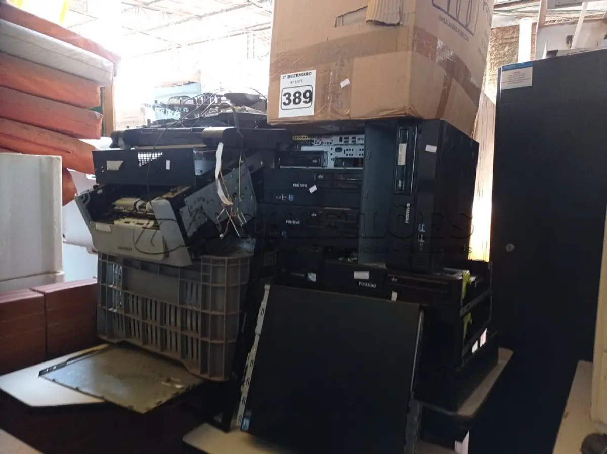 LOTE 389 - 01 LOTE COM VÁRIAS SUCATAS DE INFORMÁTICA. (NO ESTADO) ATENÇÃO! FAZER A VISITAÇÃO ANTES DE ARREMATAR, NÃO SABEMOS SE FUNCIONA. LEILÃO NÃO TEM GARANTIA E NEM DEVOLUÇÃO, SUJEITO A POSSÍVEIS AVARIAS VISÍVEIS/OCULTAS E/OU AUSÊNCIA DE COMPONENTES.