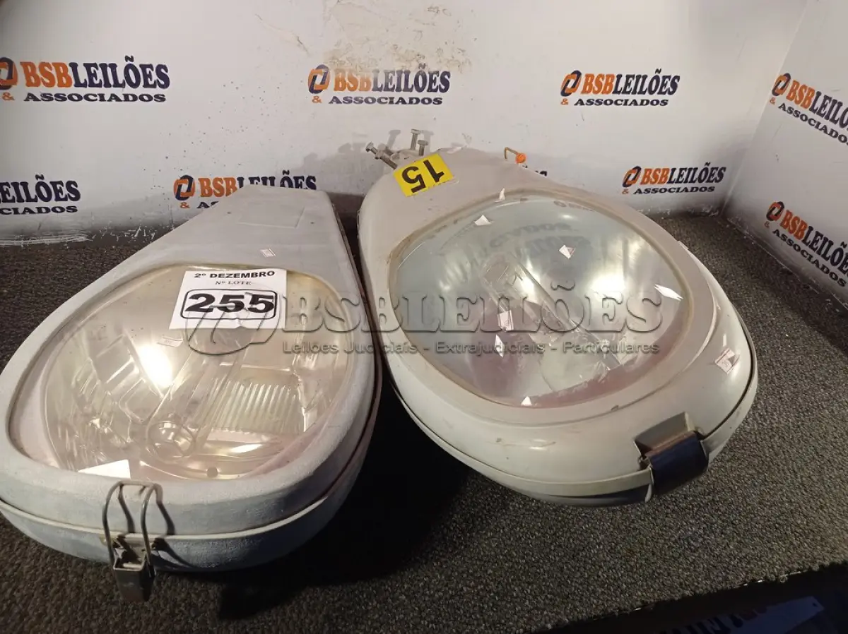 LOTE 255 - 02 LUMINÁRIAS DE PÁTIO. (NO ESTADO) ATENÇÃO! FAZER A VISITAÇÃO ANTES DE ARREMATAR, NÃO SABEMOS SE FUNCIONA. LEILÃO NÃO TEM GARANTIA E NEM DEVOLUÇÃO, SUJEITO A POSSÍVEIS AVARIAS VISÍVEIS/OCULTAS E/OU AUSÊNCIA DE COMPONENTES.