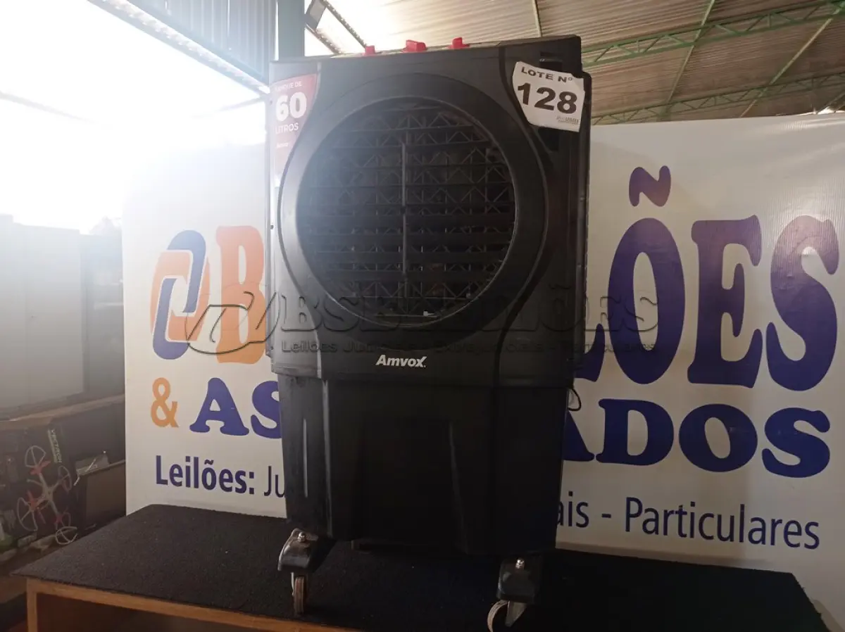 LOTE 128 - 01 – CLIMATIZADOR AMVOX 60 LITROS (NO ESTADO, NÃO SABEMOS SE FUNCIONA. LEILÃO NÃO TEM GARANTIA E NEM DEVOLUÇÃO, SUJEITO A POSSÍVEIS AVARIAS VISÍVEIS/OCULTAS E/OU AUSÊNCIA DE COMPONENTES)