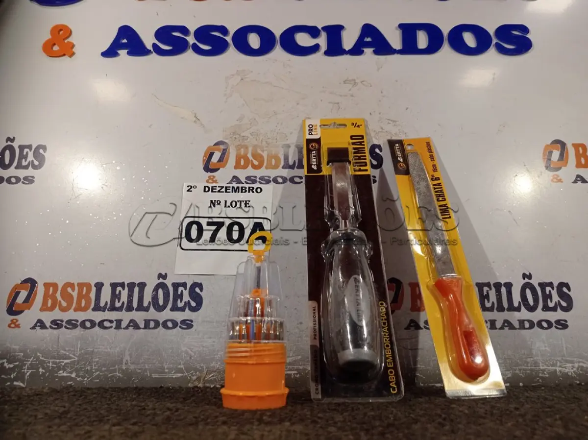 LOTE 070 - 01 FORMÃO, 01 LIMA CHATA 6” E 01 KIT DE CHAVES DE PRECISÃO. (NO ESTADO) ATENÇÃO! FAZER A VISITAÇÃO ANTES DE ARREMATAR, NÃO SABEMOS SE FUNCIONA. LEILÃO NÃO TEM GARANTIA E NEM DEVOLUÇÃO, SUJEITO A POSSÍVEIS AVARIAS VISÍVEIS/OCULTAS E/OU AUSÊNCIA DE COMPONENTES.