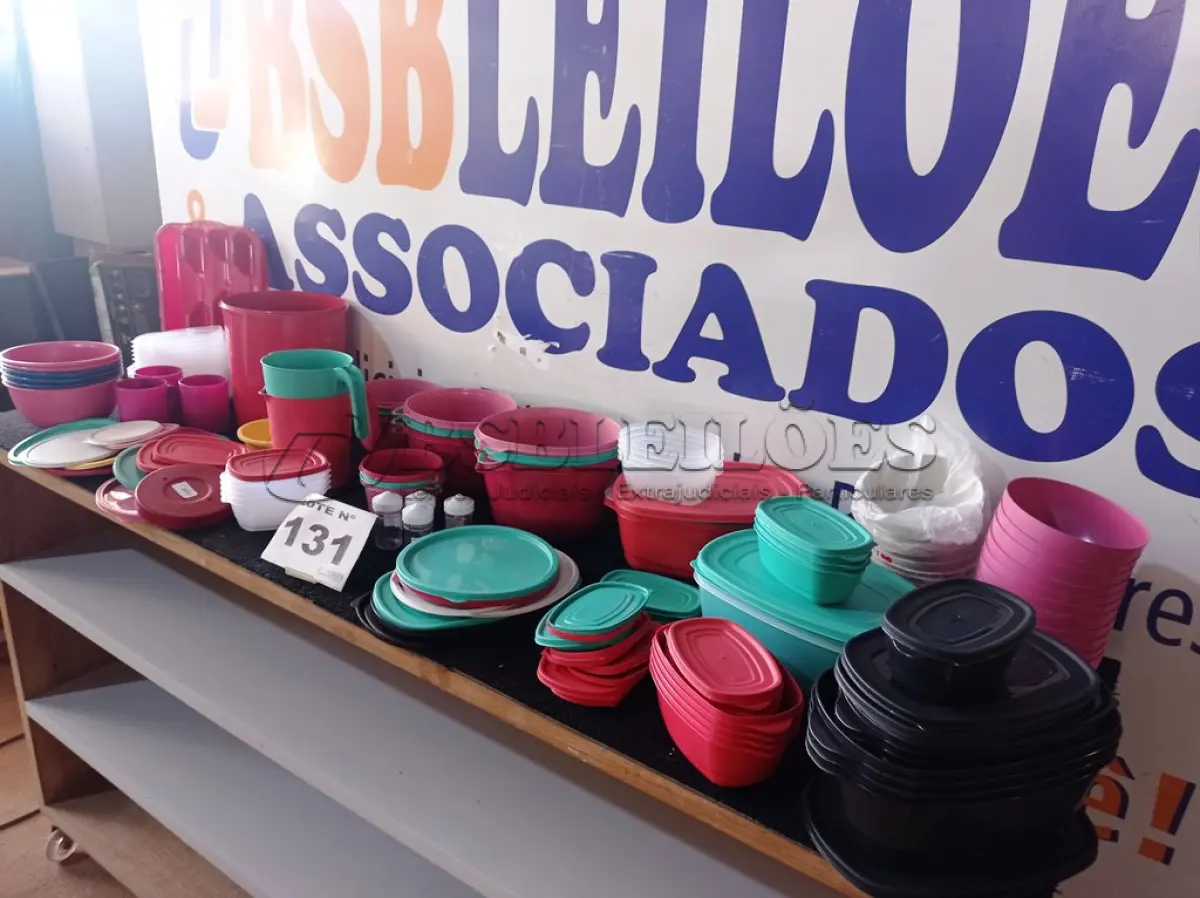 LOTE 131 - 90 – UTENSÍLIOS DE COZINHA DIVERSOS (APROXIMADAMENTE)(NO ESTADO, NÃO SABEMOS SE FUNCIONA. LEILÃO NÃO TEM GARANTIA E NEM DEVOLUÇÃO, SUJEITO A POSSÍVEIS AVARIAS VISÍVEIS/OCULTAS E/OU AUSÊNCIA DE COMPONENTES)