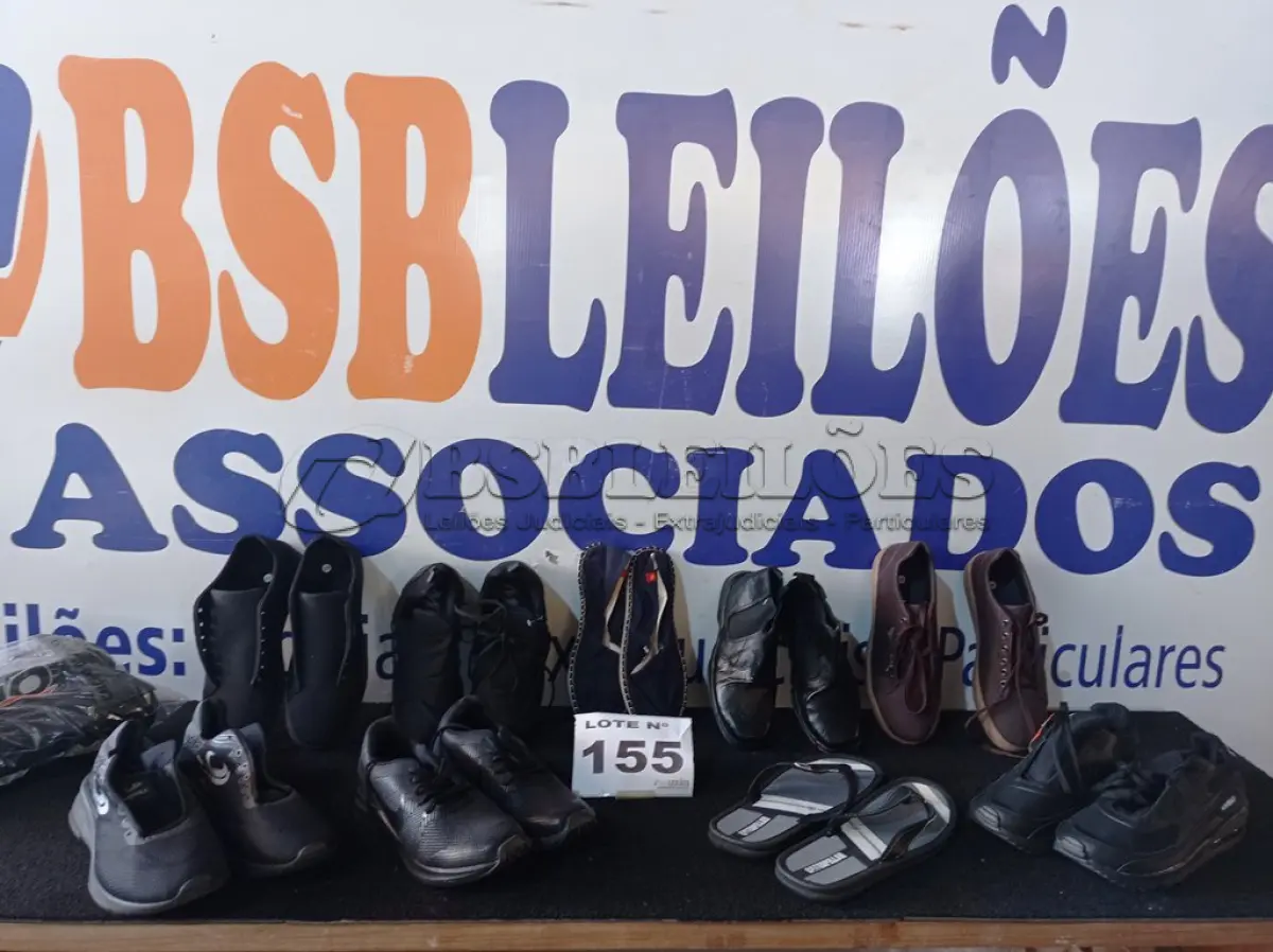 LOTE 155 - 10 – CALÇADOS MASCULINOS VARIADOS (NO ESTADO, NÃO SABEMOS SE FUNCIONA. LEILÃO NÃO TEM GARANTIA E NEM DEVOLUÇÃO, SUJEITO A POSSÍVEIS AVARIAS VISÍVEIS/OCULTAS E/OU AUSÊNCIA DE COMPONENTES)
