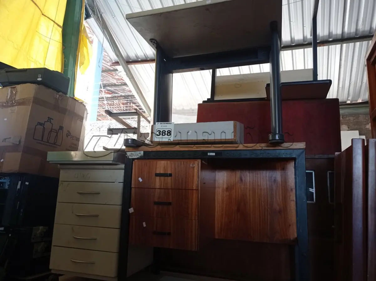 LOTE 388 - 04 MESAS DIVERSAS, 01 GAVETEIRO COM 04 GAVETAS E 01 QUADRO DE CHAVES EM ALUMÍNIO. (NO ESTADO) ATENÇÃO! FAZER A VISITAÇÃO ANTES DE ARREMATAR, NÃO SABEMOS SE FUNCIONA. LEILÃO NÃO TEM GARANTIA E NEM DEVOLUÇÃO, SUJEITO A POSSÍVEIS AVARIAS VISÍVEIS/OCULTAS E/OU AUSÊNCIA DE COMPONENTES.