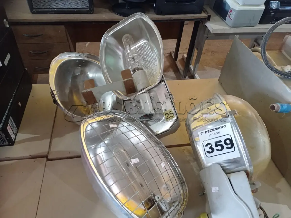 LOTE 359 - 04 LUMINÁRIAS PÚBLICAS DE POSTE. (NO ESTADO) ATENÇÃO! FAZER A VISITAÇÃO ANTES DE ARREMATAR, NÃO SABEMOS SE FUNCIONA. LEILÃO NÃO TEM GARANTIA E NEM DEVOLUÇÃO, SUJEITO A POSSÍVEIS AVARIAS VISÍVEIS/OCULTAS E/OU AUSÊNCIA DE COMPONENTES.