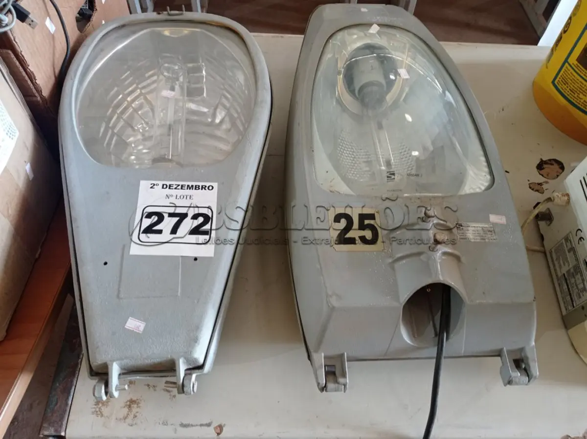 LOTE 272 - 02 LUMINÁRIAS DE PÁTIO. (NO ESTADO) ATENÇÃO! FAZER A VISITAÇÃO ANTES DE ARREMATAR, NÃO SABEMOS SE FUNCIONA. LEILÃO NÃO TEM GARANTIA E NEM DEVOLUÇÃO, SUJEITO A POSSÍVEIS AVARIAS VISÍVEIS/OCULTAS E/OU AUSÊNCIA DE COMPONENTES.