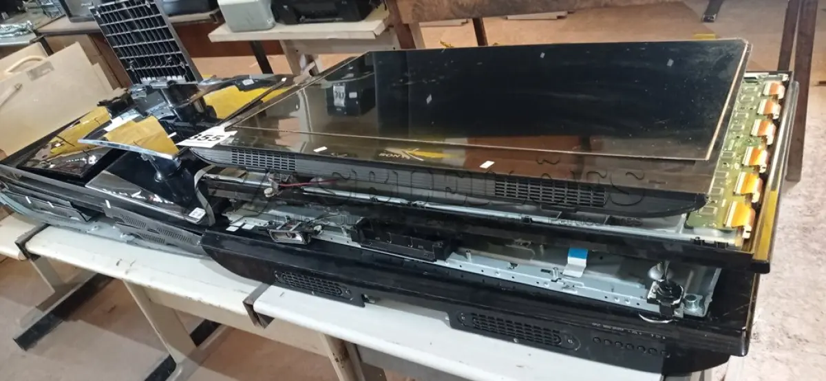 LOTE 355 - 01 LOTE COM VÁRIAS SUCATAS DE TV MARCAS E MODELOS DIVERSOS PARA RETIRADA DE PEÇAS. (NO ESTADO) ATENÇÃO! FAZER A VISITAÇÃO ANTES DE ARREMATAR, NÃO SABEMOS SE FUNCIONA. LEILÃO NÃO TEM GARANTIA E NEM DEVOLUÇÃO, SUJEITO A POSSÍVEIS AVARIAS VISÍVEIS/OCULTAS E/OU AUSÊNCIA DE COMPONENTES.