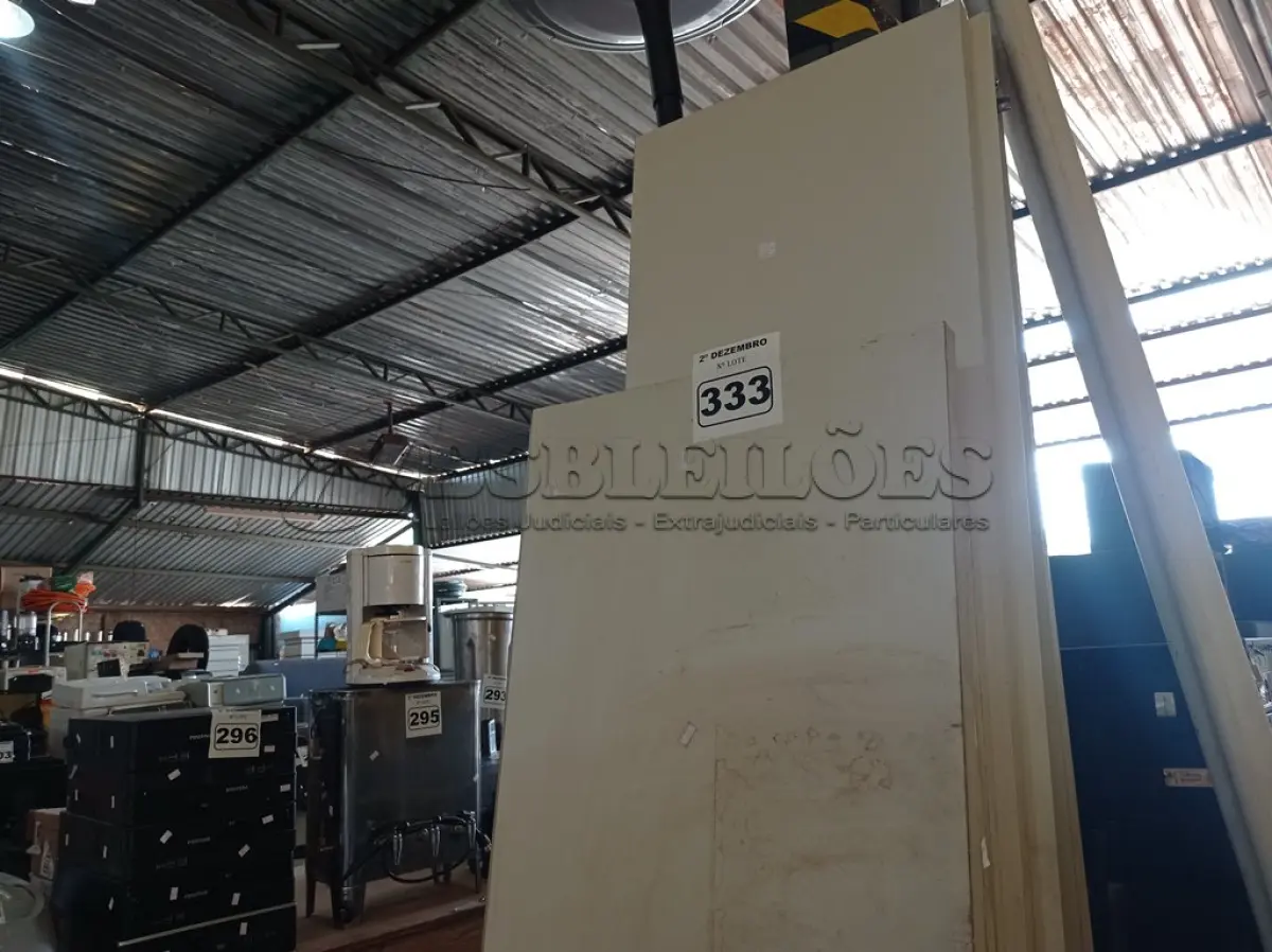 LOTE 333 - 01 ARMÁRIO ALTO EM MADEIRA DESMONTADO. (NO ESTADO) ATENÇÃO! FAZER A VISITAÇÃO ANTES DE ARREMATAR, NÃO SABEMOS SE FUNCIONA. LEILÃO NÃO TEM GARANTIA E NEM DEVOLUÇÃO, SUJEITO A POSSÍVEIS AVARIAS VISÍVEIS/OCULTAS E/OU AUSÊNCIA DE COMPONENTES.