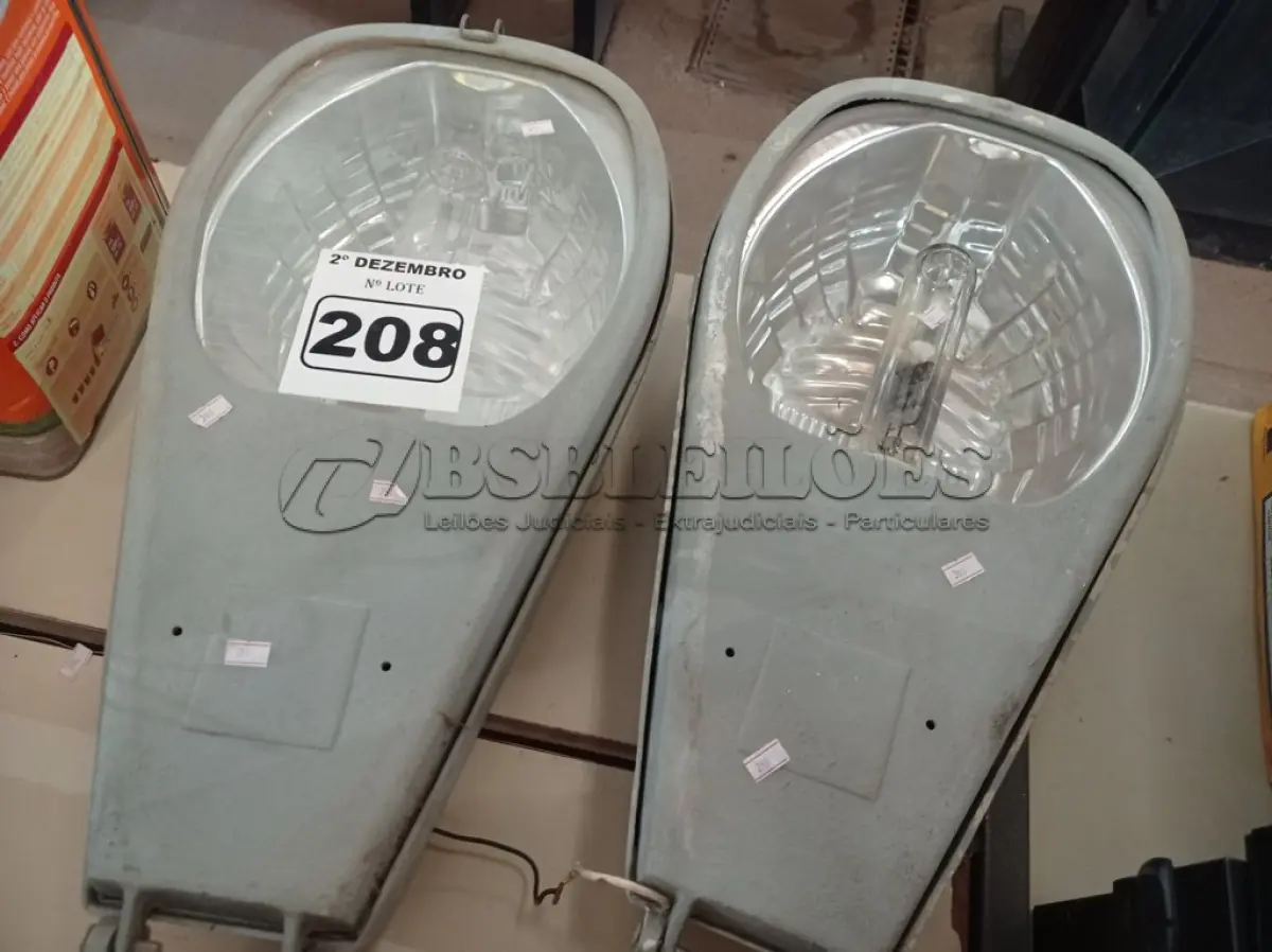 LOTE 208 - 02 LUMINÁRIAS DE PÁTIO. (NO ESTADO) ATENÇÃO! FAZER A VISITAÇÃO ANTES DE ARREMATAR, NÃO SABEMOS SE FUNCIONA. LEILÃO NÃO TEM GARANTIA E NEM DEVOLUÇÃO, SUJEITO A POSSÍVEIS AVARIAS VISÍVEIS/OCULTAS E/OU AUSÊNCIA DE COMPONENTES.