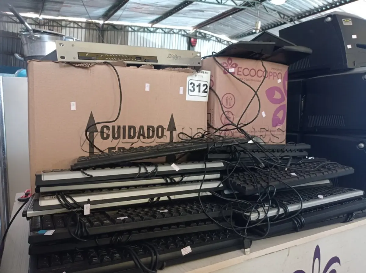 LOTE 312 - 02 SWITCHES E VÁRIOS TECLADOS PARA PC MARCAS E MODELOS DIVERSOS. (NO ESTADO) ATENÇÃO! FAZER A VISITAÇÃO ANTES DE ARREMATAR, NÃO SABEMOS SE FUNCIONA. LEILÃO NÃO TEM GARANTIA E NEM DEVOLUÇÃO, SUJEITO A POSSÍVEIS AVARIAS VISÍVEIS/OCULTAS E/OU AUSÊNCIA DE COMPONENTES.