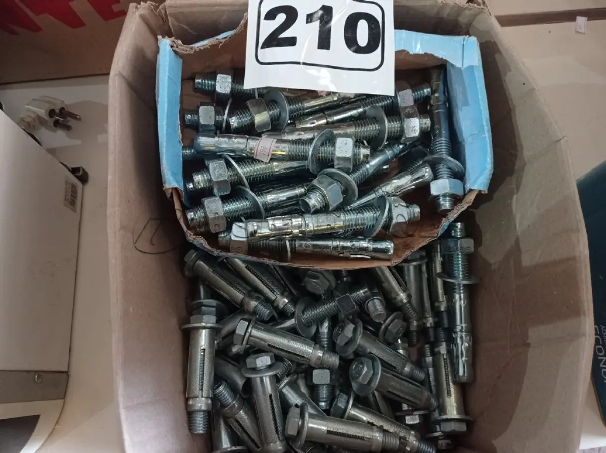 LOTE 210 - 01 LOTE COM VÁRIOS CHUMBADORES PARABOLT. (NO ESTADO) ATENÇÃO! FAZER A VISITAÇÃO ANTES DE ARREMATAR, NÃO SABEMOS SE FUNCIONA. LEILÃO NÃO TEM GARANTIA E NEM DEVOLUÇÃO, SUJEITO A POSSÍVEIS AVARIAS VISÍVEIS/OCULTAS E/OU AUSÊNCIA DE COMPONENTES.