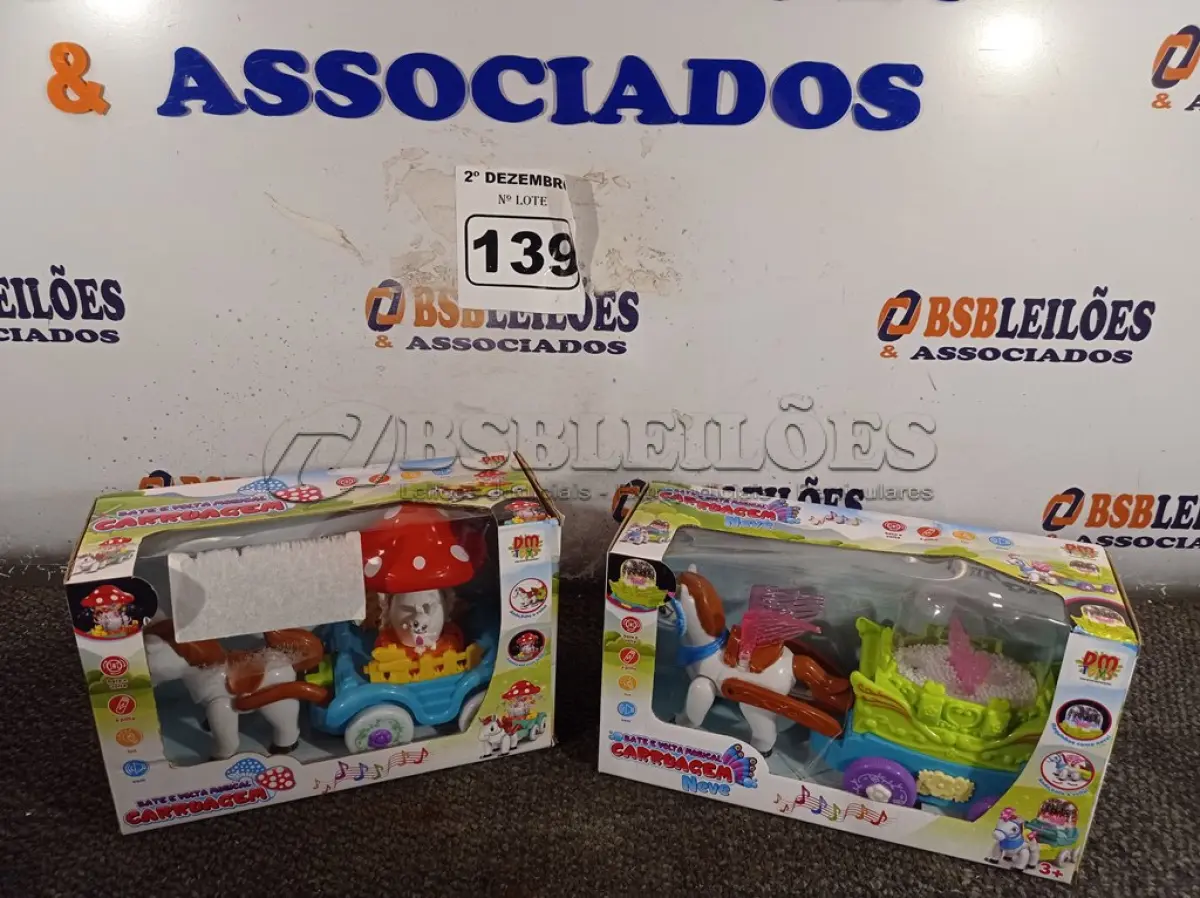 LOTE 139 - 02 CARRUAGENS BATE-VOLTA MUSICAL. (NO ESTADO) ATENÇÃO! FAZER A VISITAÇÃO ANTES DE ARREMATAR, NÃO SABEMOS SE FUNCIONA. LEILÃO NÃO TEM GARANTIA E NEM DEVOLUÇÃO, SUJEITO A POSSÍVEIS AVARIAS VISÍVEIS/OCULTAS E/OU AUSÊNCIA DE COMPONENTES.